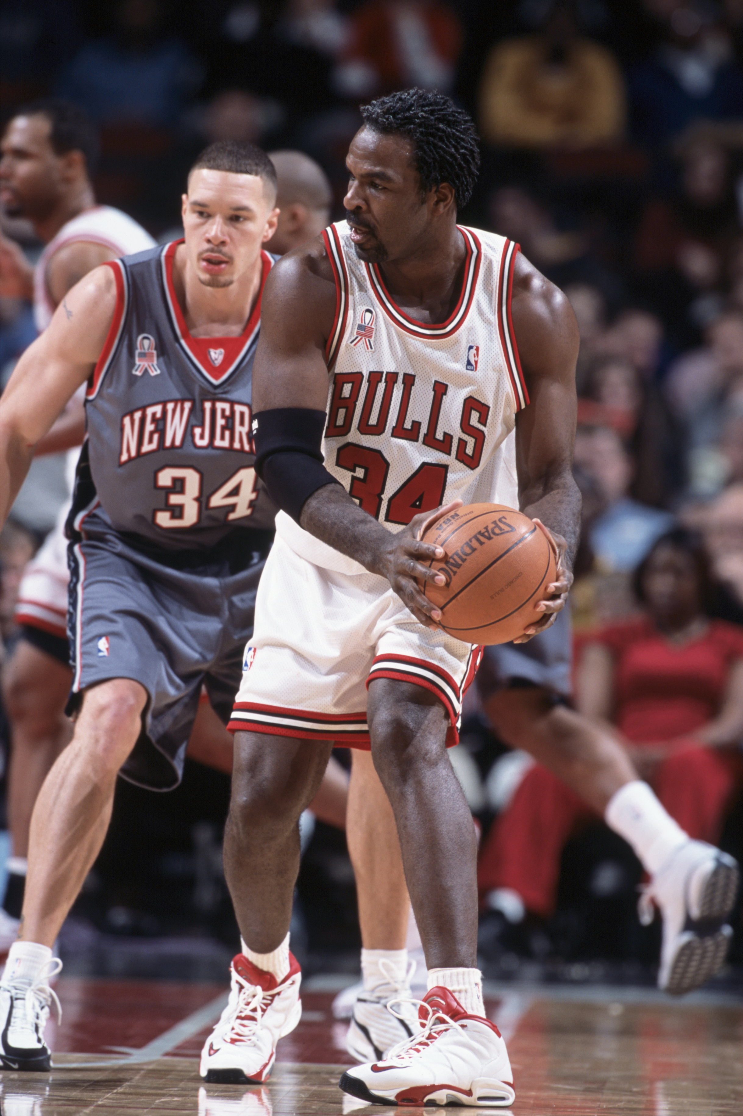 11 Dec 2001:  Forward Charles Oakley #34 of the Chicago Bulls holds the ball during the NBA game against the New Jersey Nets at the United Center in Chicago, Illinois.  The Nets defeated the Bulls 107-93.  Mandatory Credit:  Jonathan Daniel/Getty Images