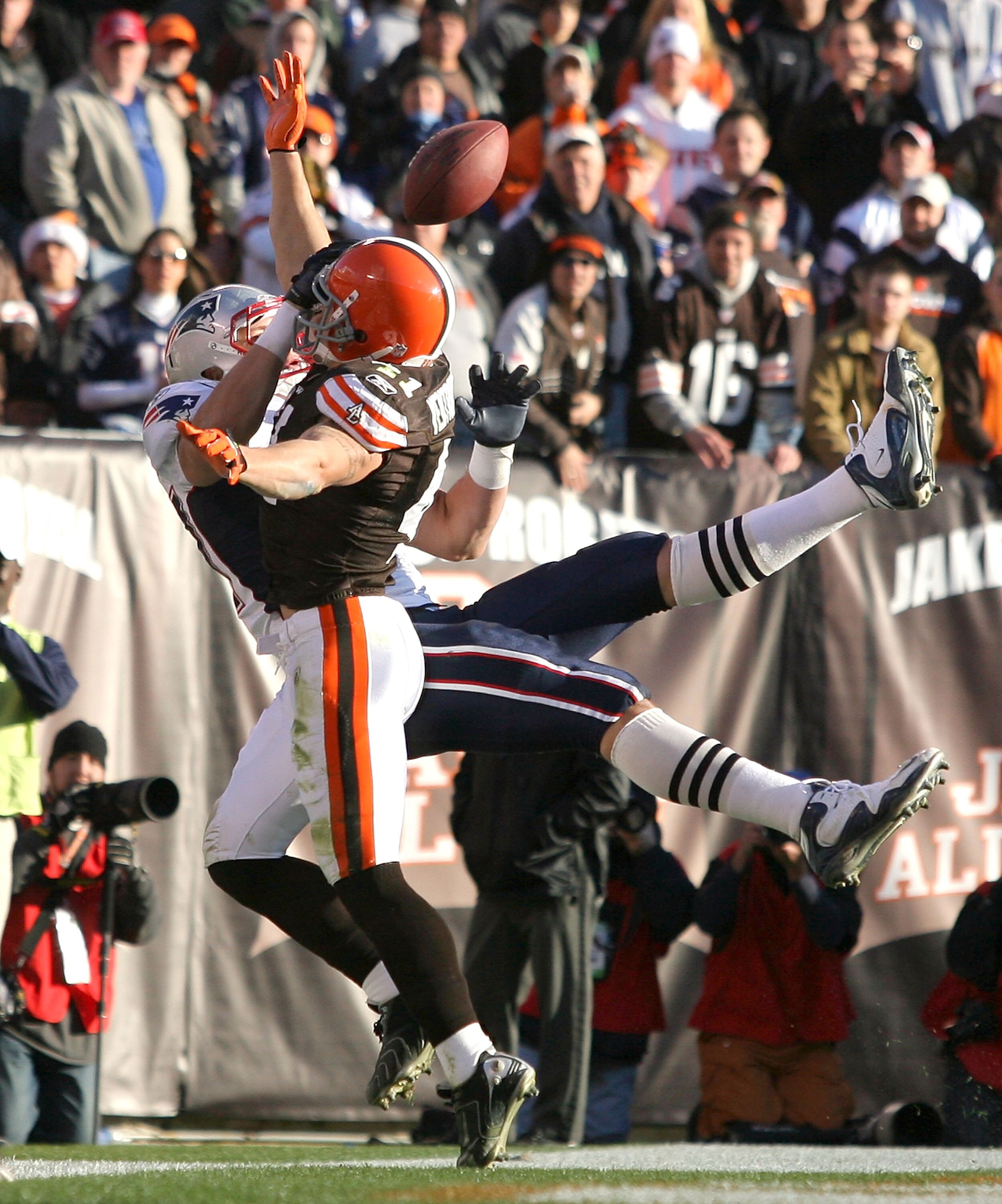 CLEVELAND - NOVEMBER 07:  Defensive back Ray Ventrone #41 of the Cleveland Browns breaks up a pass to tight end Rob Gronkowski #87 of the New England Patriots at Cleveland Browns Stadium on November 7, 2010 in Cleveland, Ohio.  (Photo by Matt Sullivan/Get