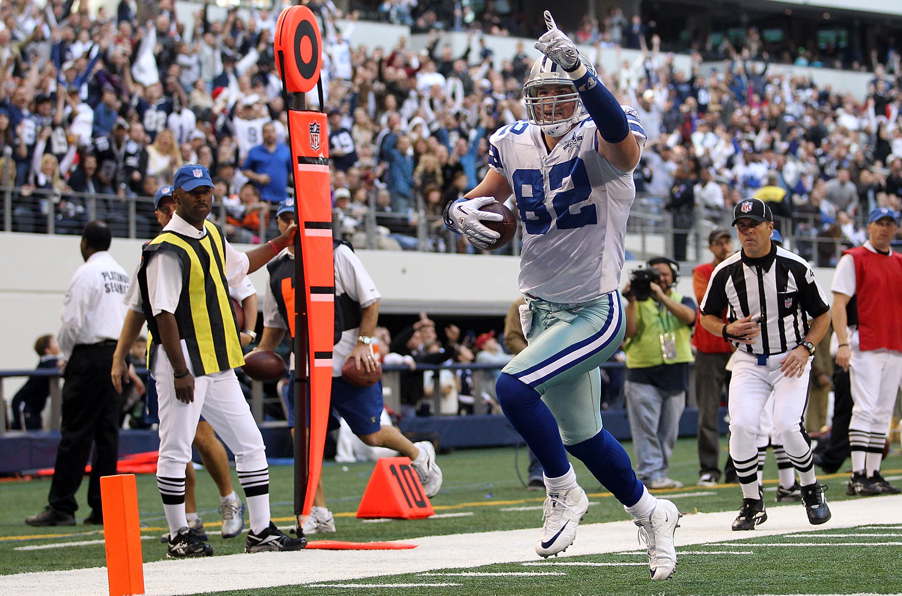 ARLINGTON, TX - DECEMBER 19:  Tight end Jason Witten #82 of the Dallas Cowboys scores a touchdown against the Washington Redskins at Cowboys Stadium on December 19, 2010 in Arlington, Texas.  (Photo by Ronald Martinez/Getty Images)