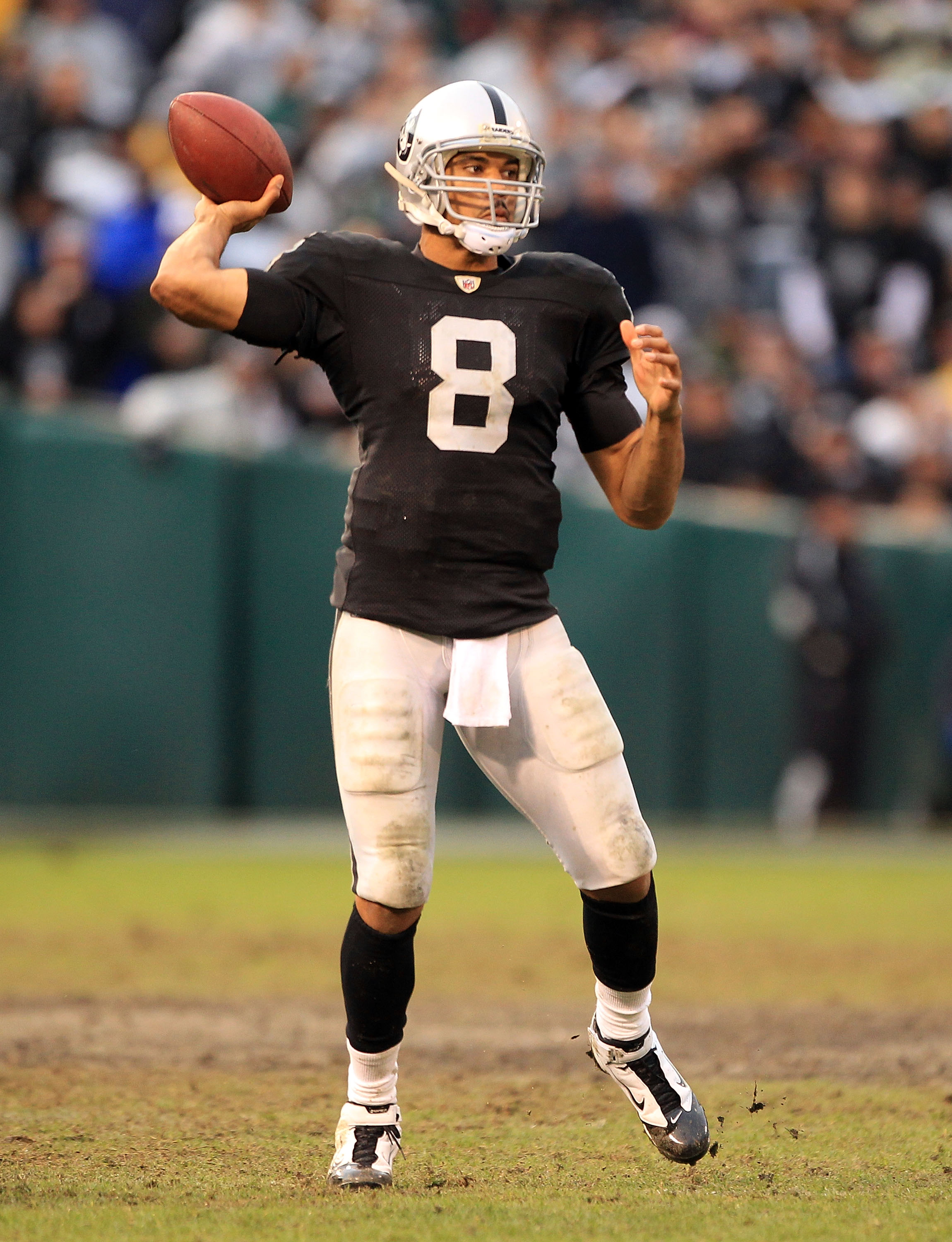 OAKLAND, CA - DECEMBER 19:  Jason Campbell #8 of the Oakland Raiders in action against the Denver Broncos at Oakland-Alameda County Coliseum on December 19, 2010 in Oakland, California.  (Photo by Ezra Shaw/Getty Images)