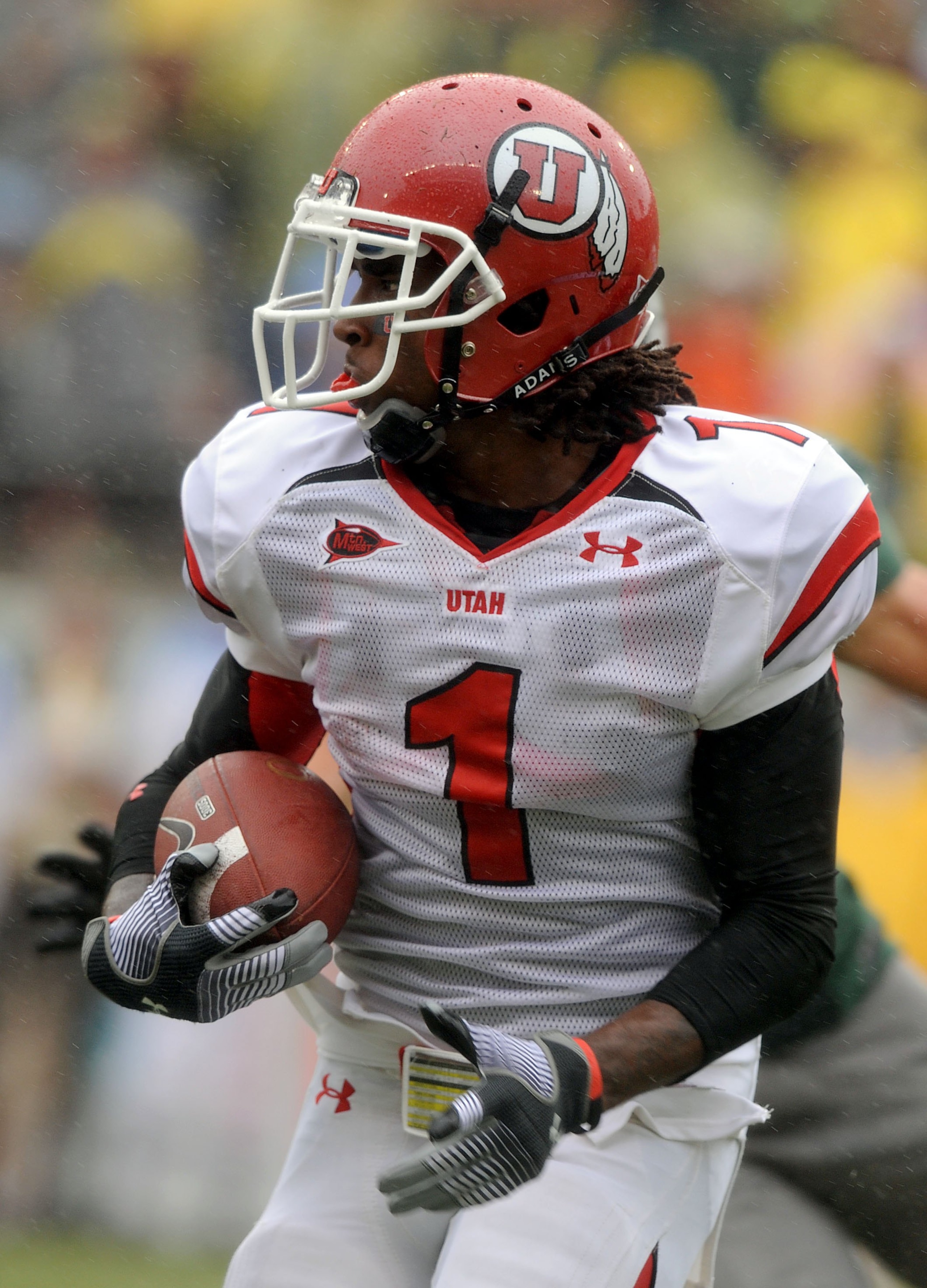 EUGENE, OR - SEPTEMBER 19: Shaky Smithson #1 of the Utah Utes heads upfield as he runs back a kick in the 1st quarter of the game against the Oregon Ducks at Autzen Stadium on September 19, 2009 in Eugene, Oregon. Oregon won the game 31-24. (Photo by Stev