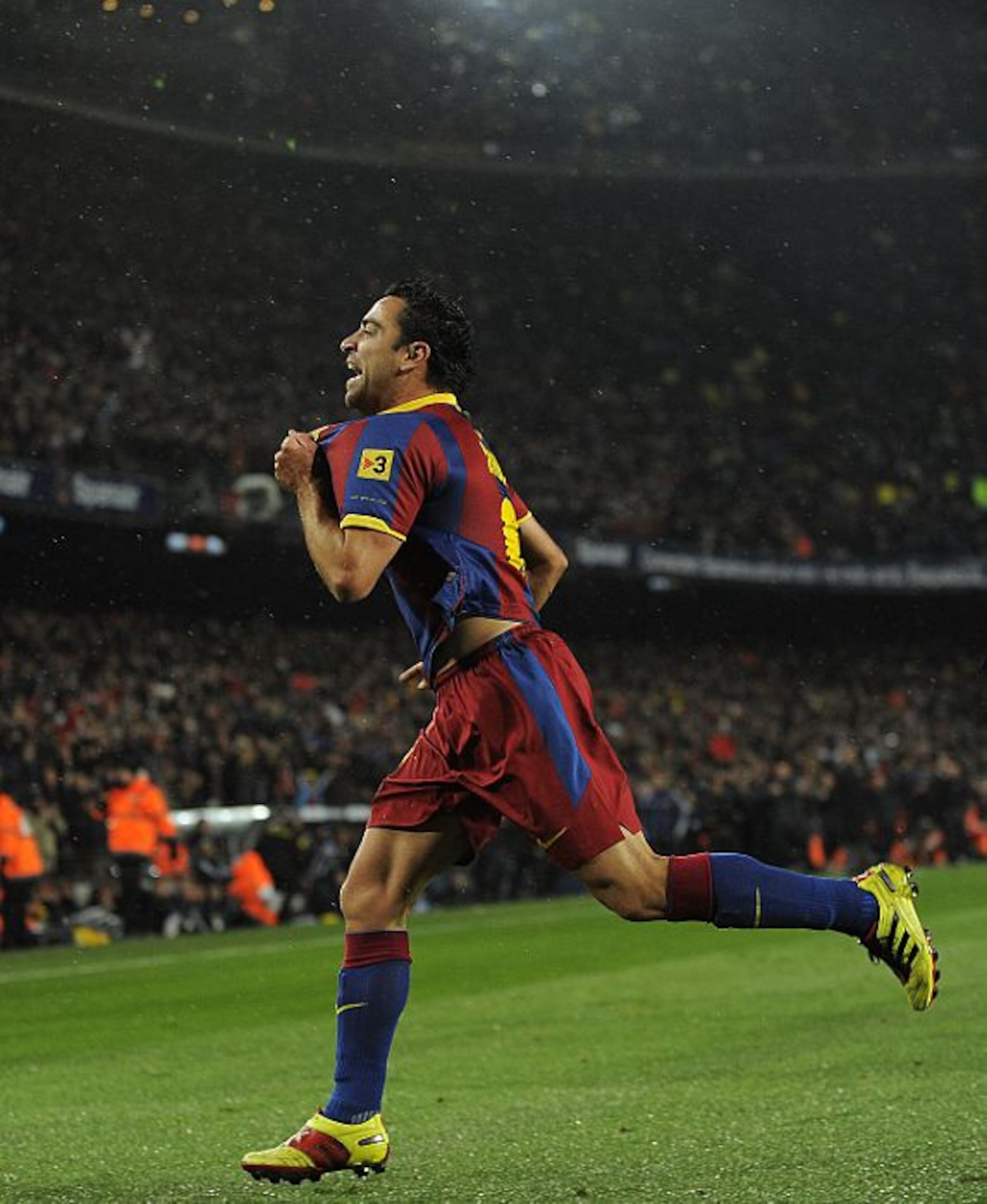 BARCELONA, SPAIN - NOVEMBER 29:  Xavi Hernandez of Barcelona celebrates after scoring the first goal during the La Liga match between Barcelona and Real Madrid at the Camp Nou Stadium on November 29, 2010 in Barcelona, Spain.  (Photo by David Ramos/Getty