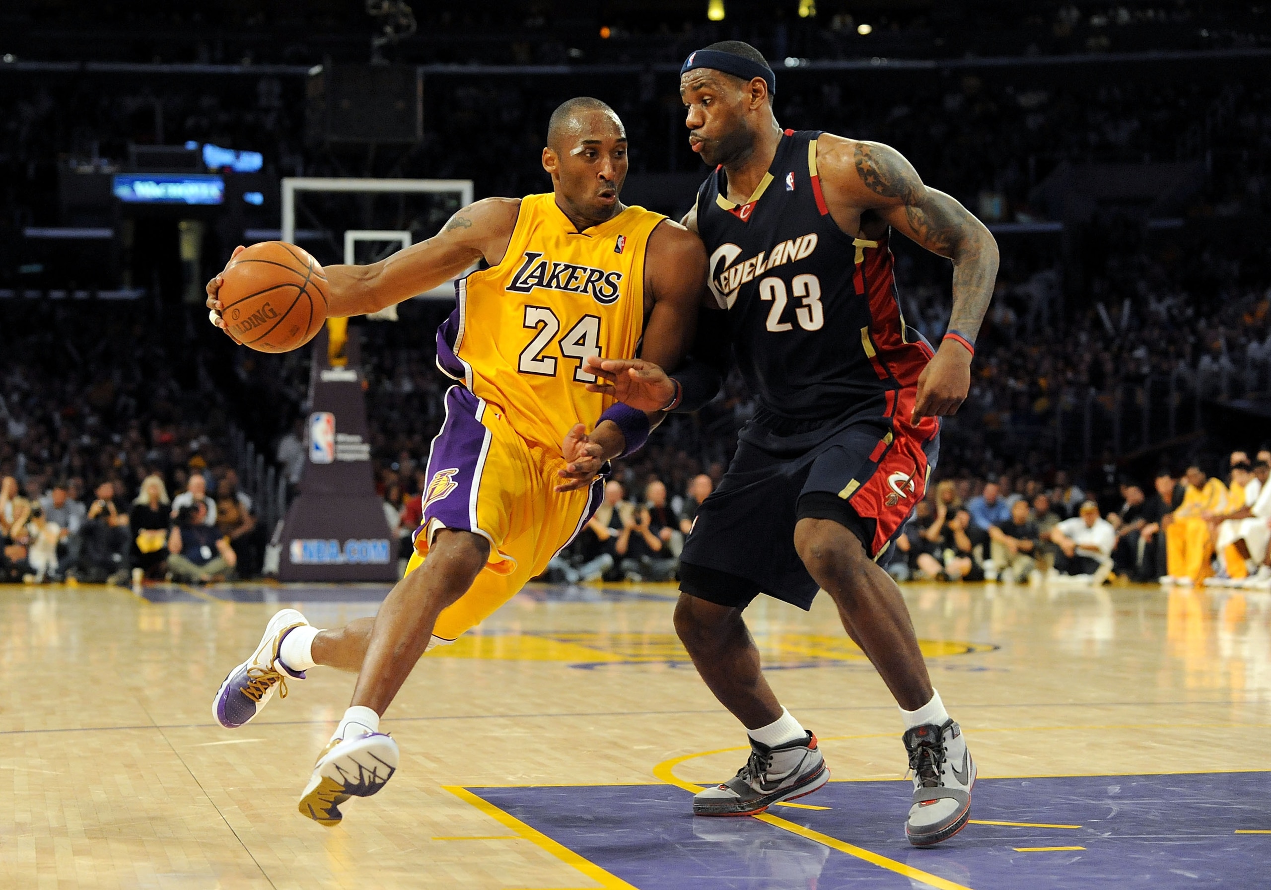 LOS ANGELES, CA - JANUARY 19:  Kobe Bryant #24 of the Los Angeles Lakers drives the ball against LeBron James #23 of the Cleveland Cavaliers during the forth quarter at Staples Center on January 19, 2009 in Los Angeles, California.  (Photo by Harry How/Ge