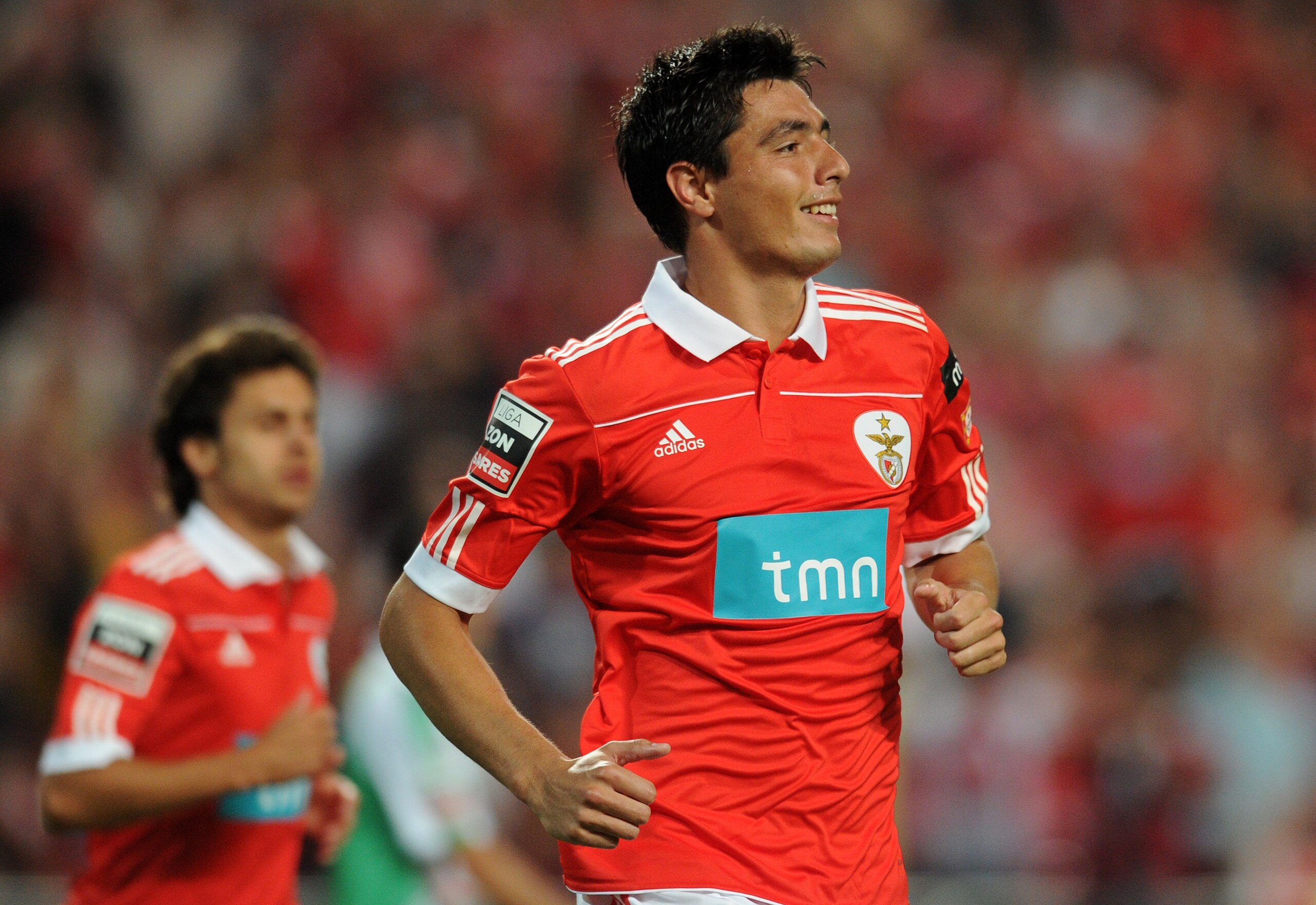LISBON, PORTUGAL - AUGUST 28:  Oscar Cardozo of Benfica celebrates after scoring during the Portuguese Liga match between Vitoria Setubal and Benfica at Luz Stadium on August 28, 2010 in Lisbon, Portugal.  (Photo by Patricia de Melo/EuroFootball/Getty Ima