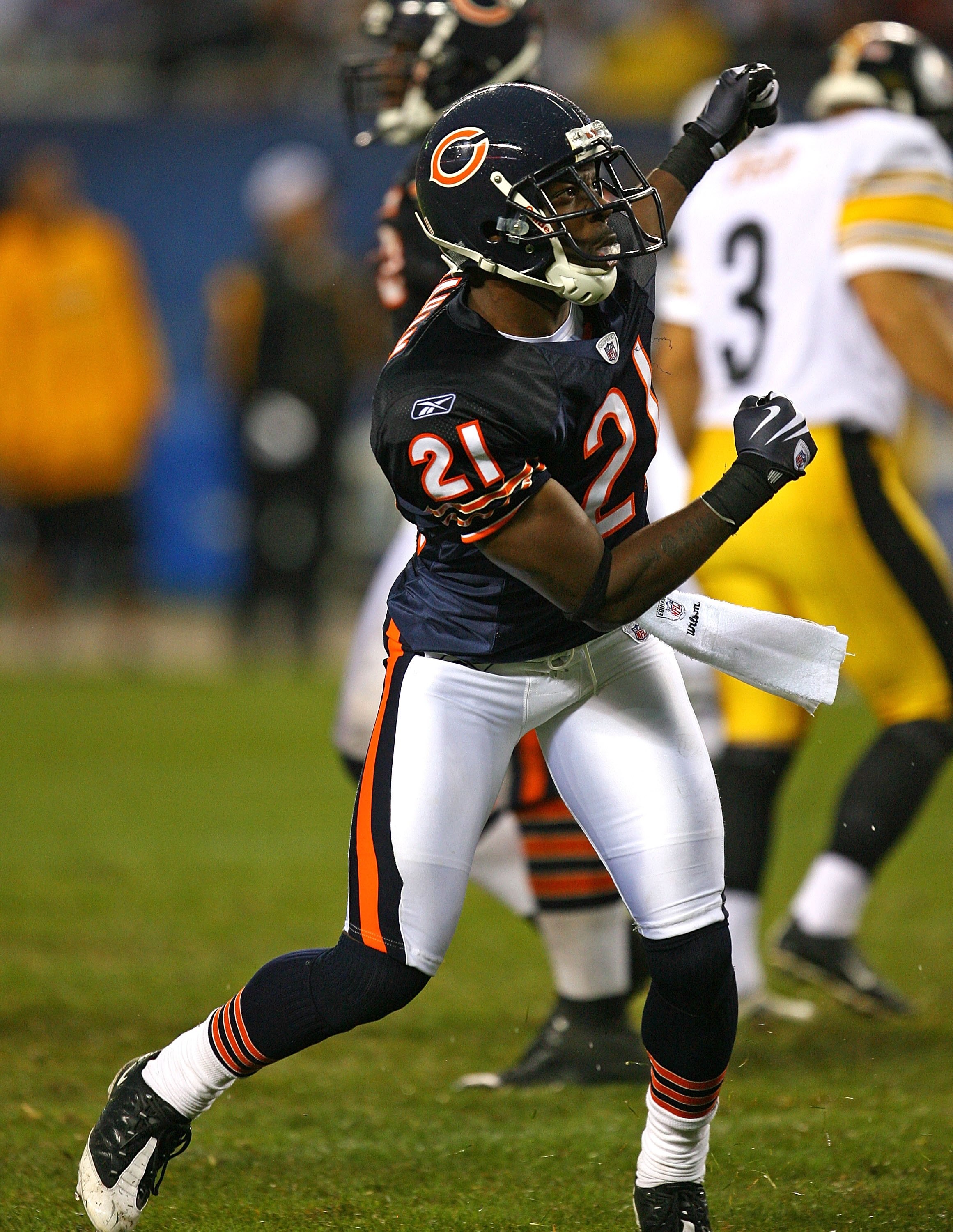 CHICAGO - SEPTEMBER 20: Corey Graham #21 of the Chicago Bears celebrates a missed field goal by the Pittsburgh Steelers on September 20, 2009 at Soldier Field in Chicago, Illinois. The Bears defeated the Steelers 17-14. (Photo by Jonathan Daniel/Getty Ima