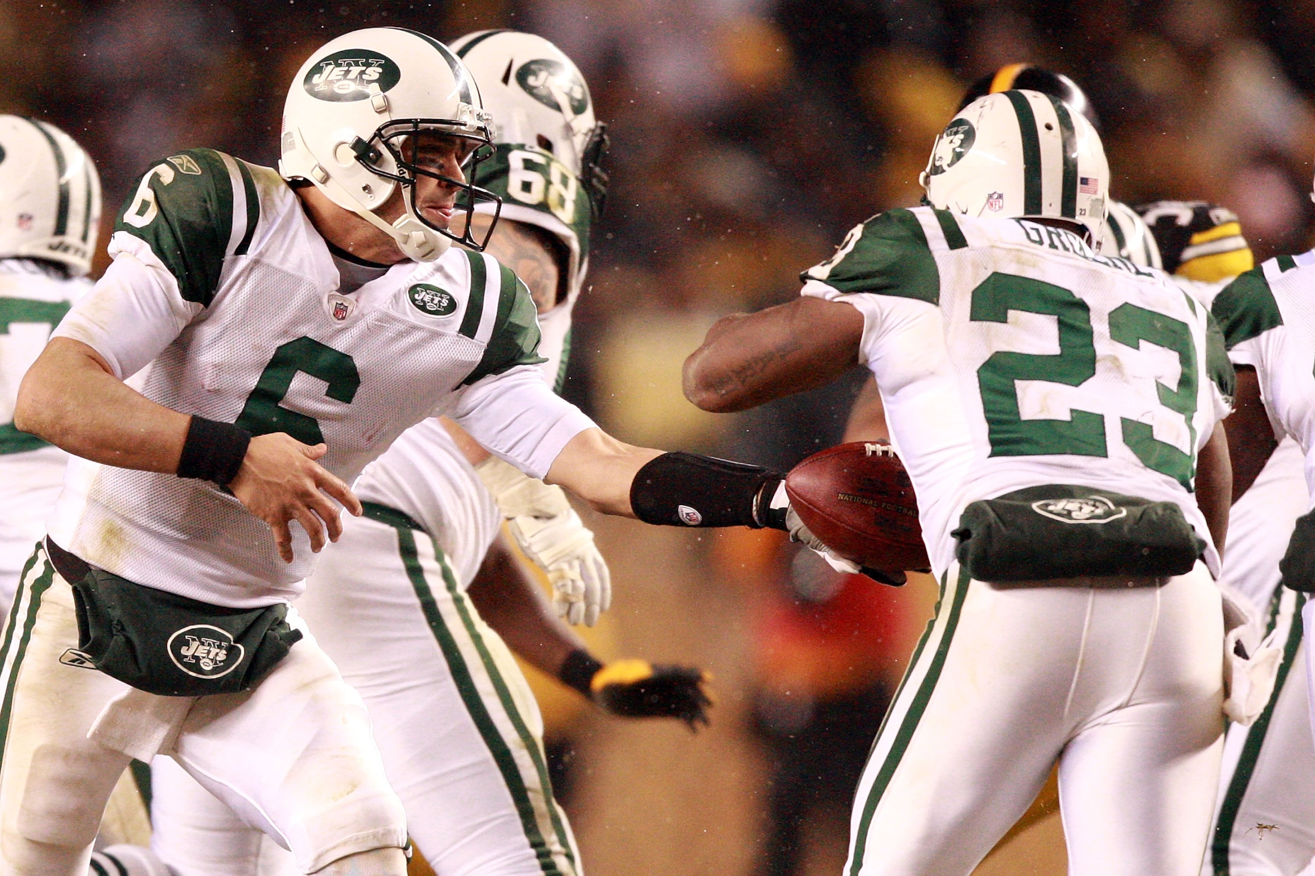 PITTSBURGH, PA - DECEMBER 19:  Mark Sanchez #6 of the New York Jets hands off to Shonn Greene #23 during their game against the Pittsburgh Steelers at Heinz Field on December 19, 2010 in Pittsburgh, Pennsylvania.  (Photo by Karl Walter/Getty Images)