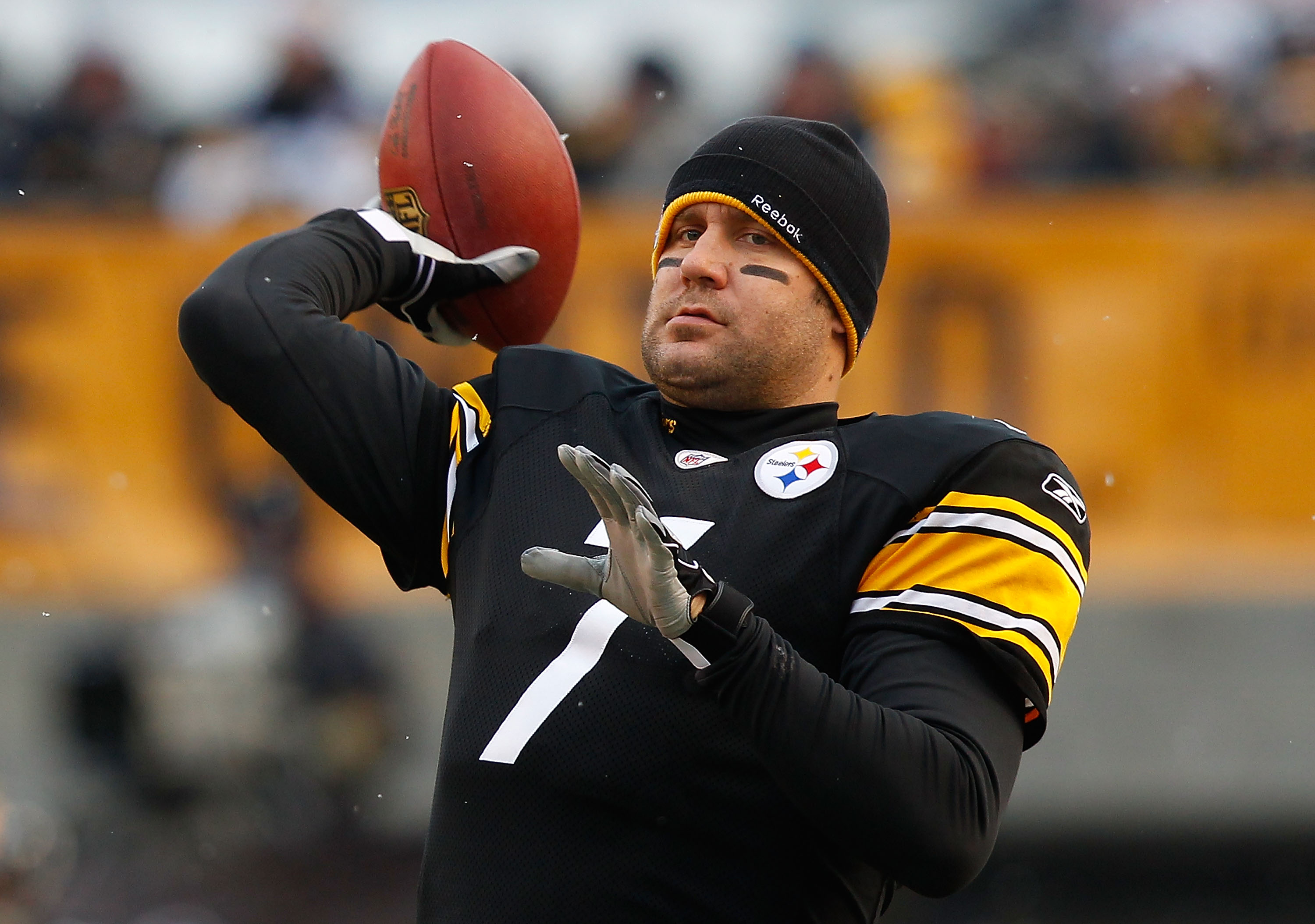PITTSBURGH - DECEMBER 19:  Ben Roethlisberger #7 of the Pittsburgh Steelers warms up prior to the game against the New York Jets on December 19, 2010 at Heinz Field in Pittsburgh, Pennsylvania.  (Photo by Jared Wickerham/Getty Images)