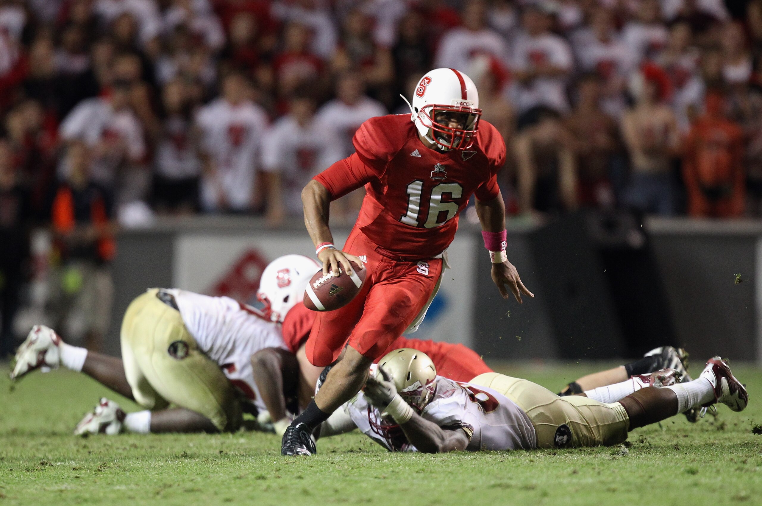 RALEIGH, NC - OCTOBER 28: Russell Wilson #16 of the North Carolina State Wolfpack runs with the ball against the Florida State Seminoles during their game at Carter-Finley Stadium on October 28, 2010 in Raleigh, North Carolina. (Photo by Streeter Lecka/ RALEIGH, NC - OCTOBER 28: Russell Wilson #16 of the North Carolina State Wolfpack runs with the ball against the Florida State Seminoles during their game at Carter-Finley Stadium on October 28, 2010 in Raleigh, North Carolina. (Photo by Streeter Lecka/