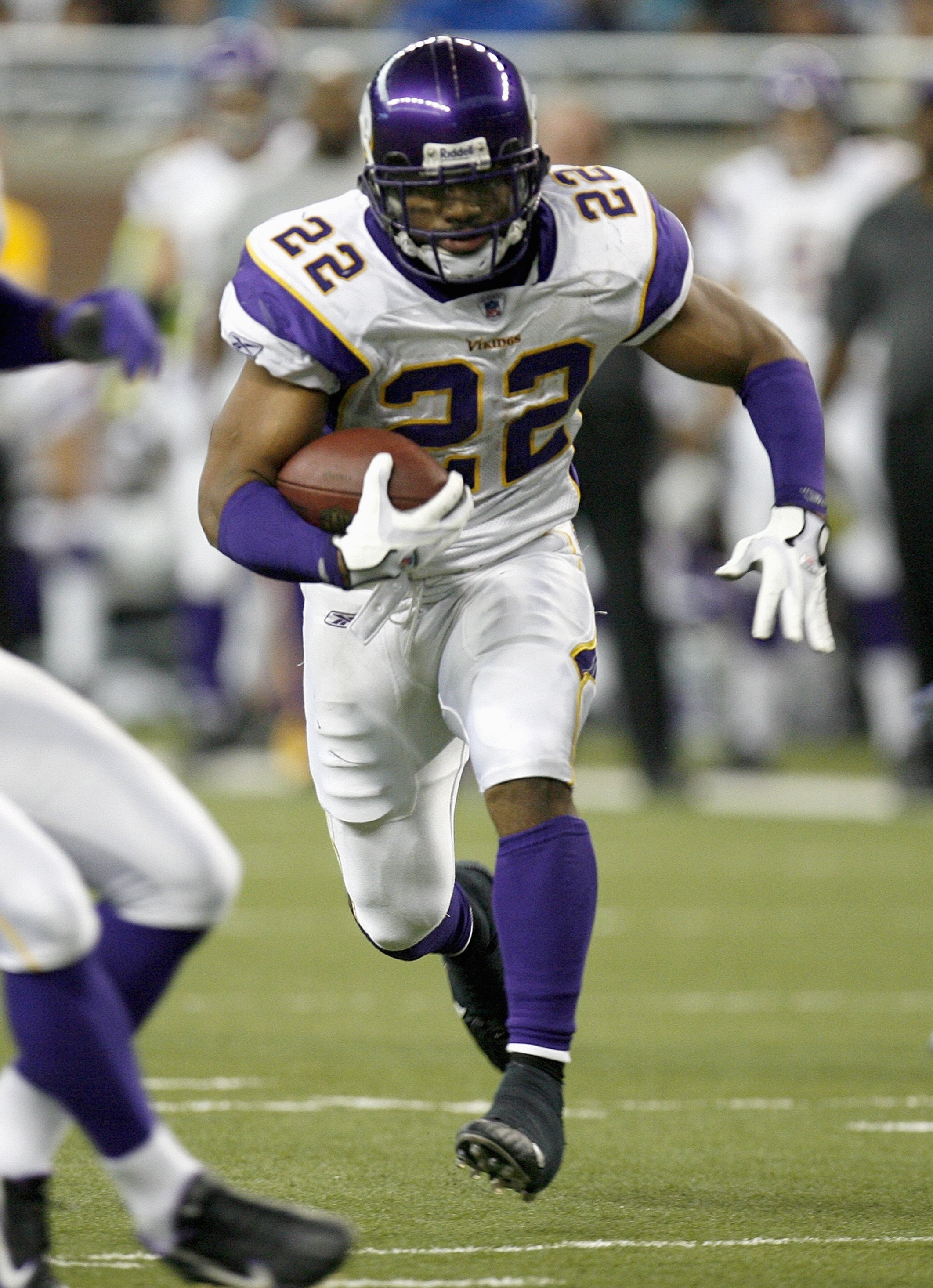 DETROIT - DECEMBER 10:  Artose Pinner #22 of the Minnesota Vikings carries the ball during the game against the Detroit Lions on December 10, 2006 at Ford Field in Detroit, Michigan. Minnesota won the game, 30-20. (Photo by Gregory Shamus/Getty Images)