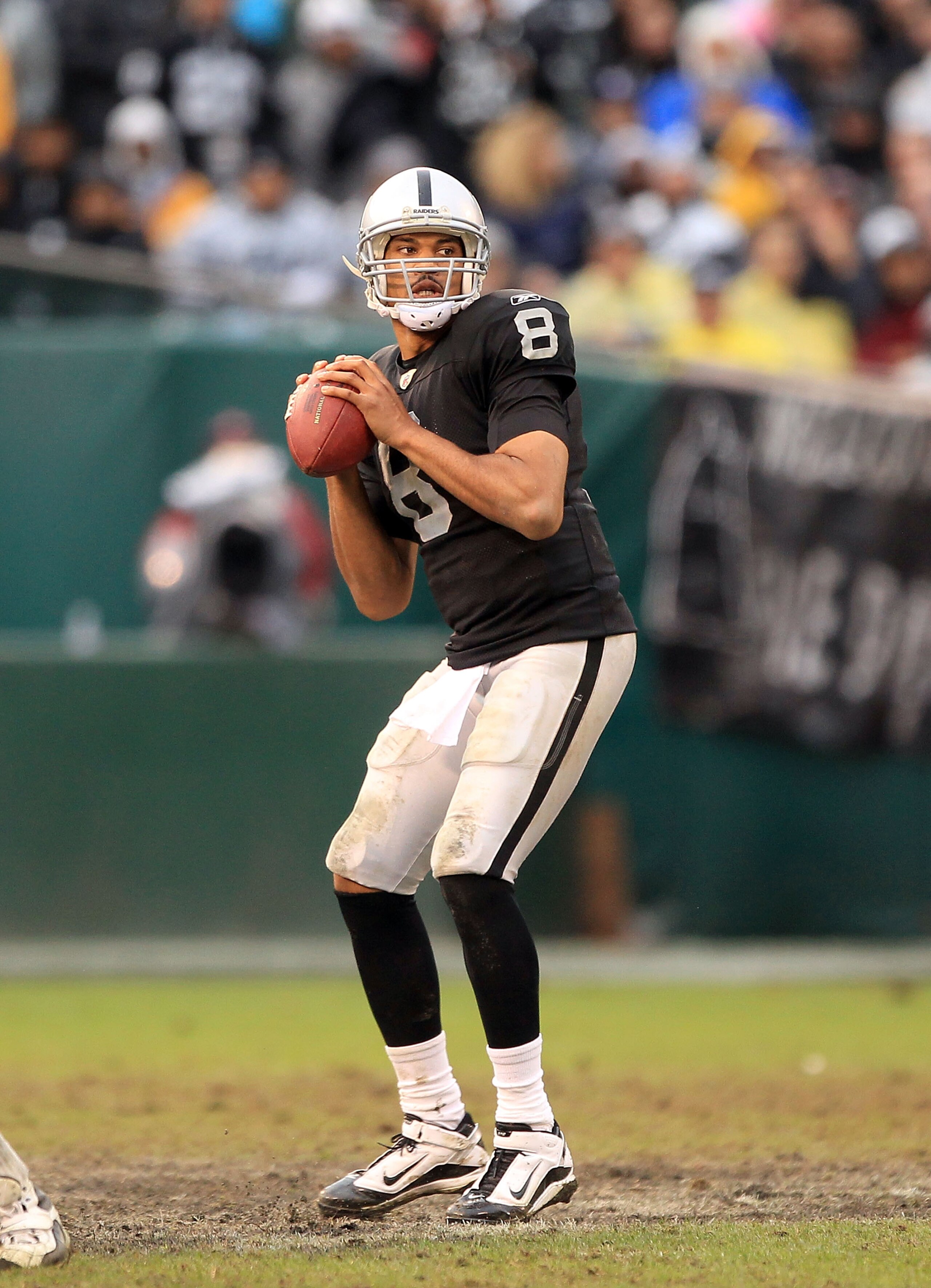 OAKLAND, CA - DECEMBER 19:  Jason Campbell #8 of the Oakland Raiders in action against the Denver Broncos at Oakland-Alameda County Coliseum on December 19, 2010 in Oakland, California.  (Photo by Ezra Shaw/Getty Images)