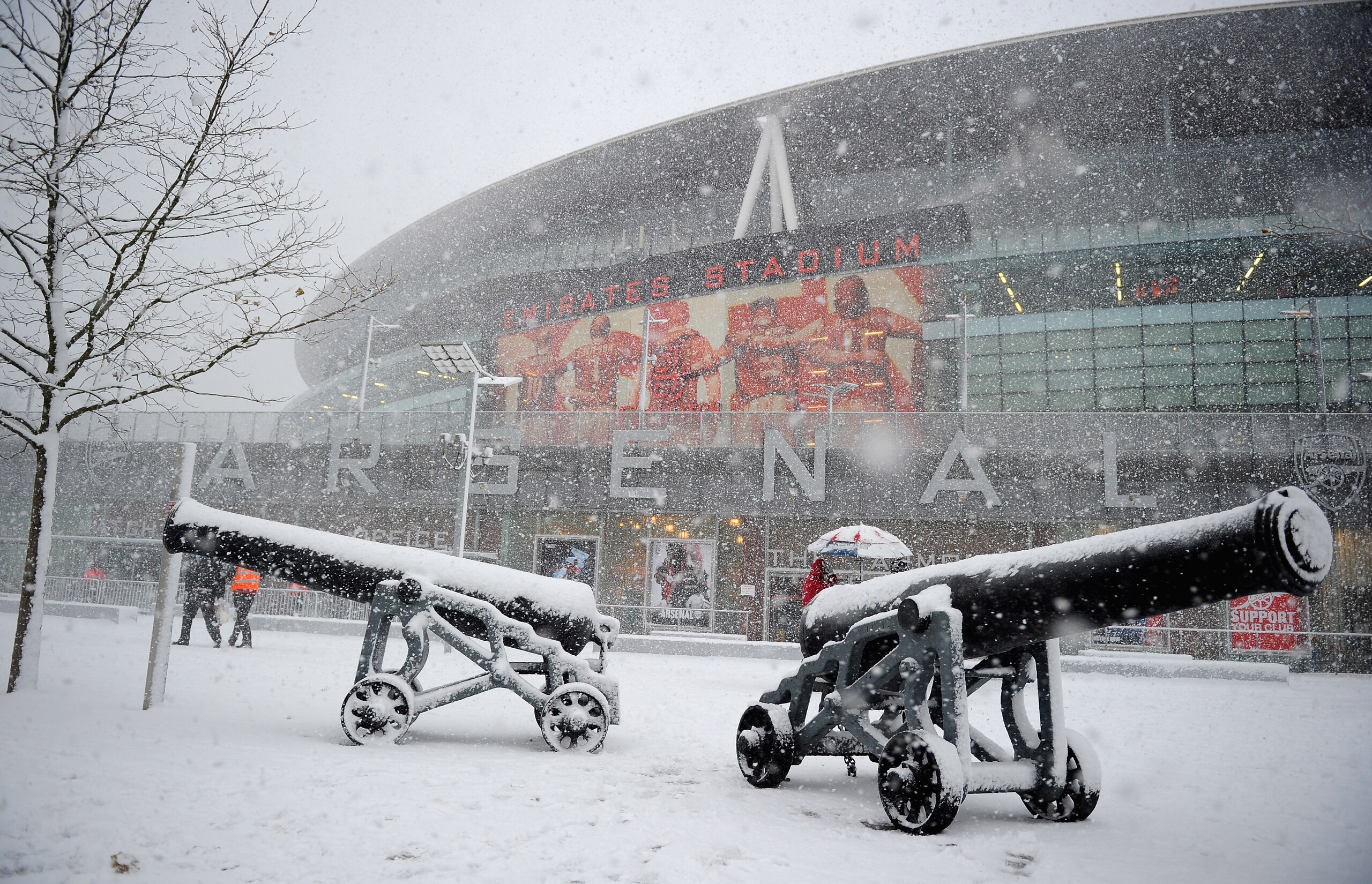 LONDON, ENGLAND - DECEMBER 18:  Conditions in North London worsen as the match is postponed before the Barclays Premier League match between Arsenal and Stoke City at the Emirates Stadium on December 18, 2010 in London, England.  (Photo by Clive Mason/Get