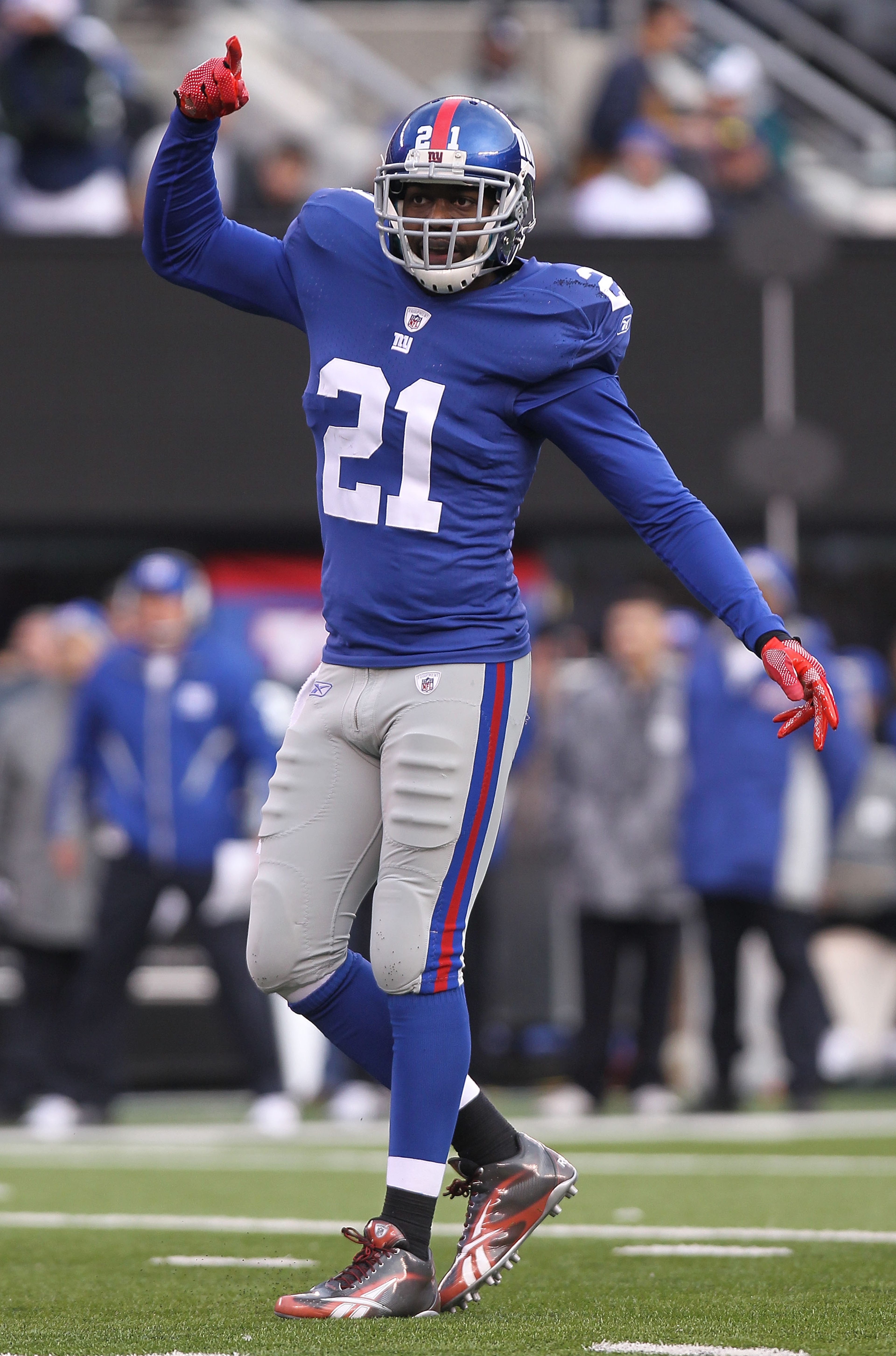 EAST RUTHERFORD, NJ - DECEMBER 19:  Kenny Phillips #21 of the New York Giants against the Philadelphia Eagles at New Meadowlands Stadium on December 19, 2010 in East Rutherford, New Jersey.  (Photo by Nick Laham/Getty Images)