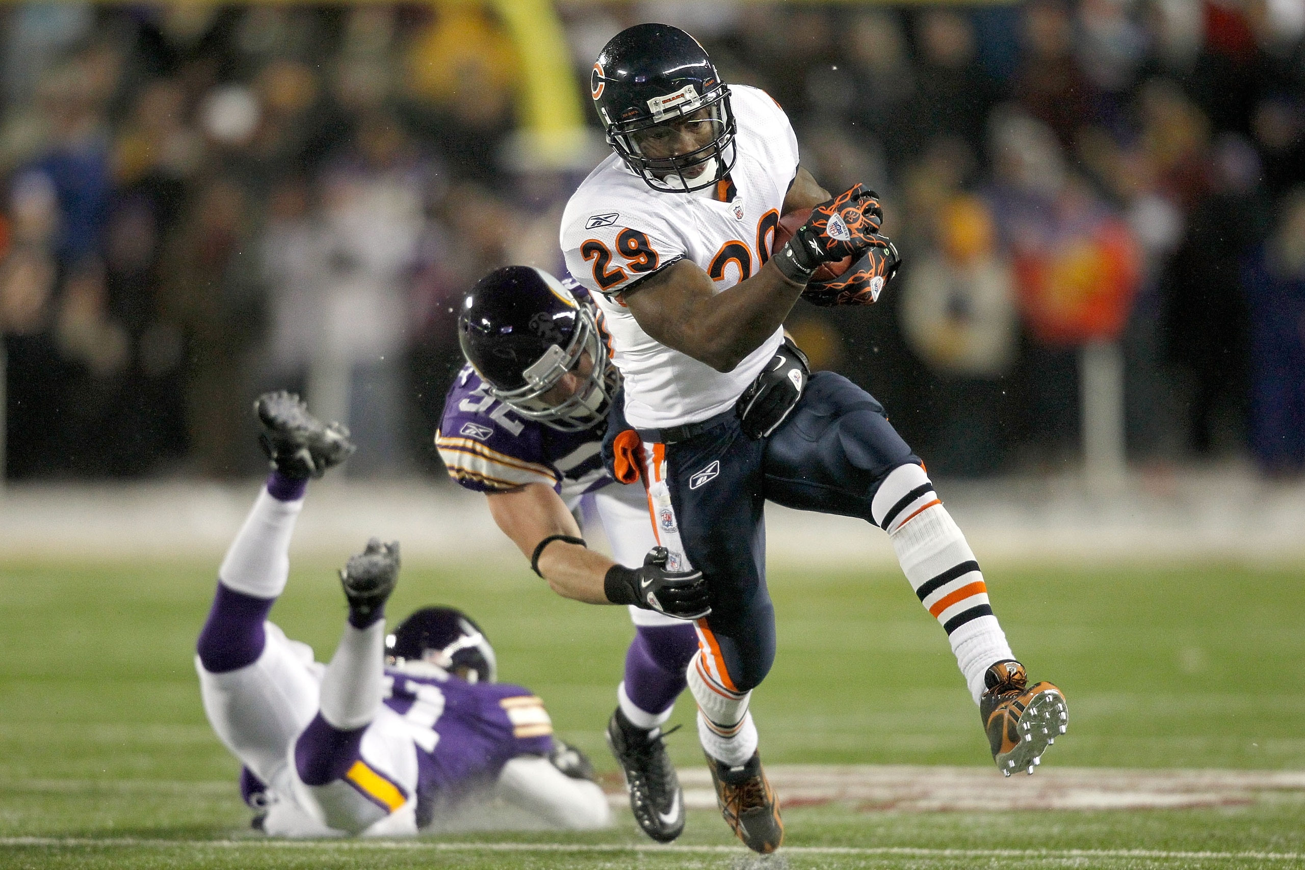 MINNEAPOLIS, MN - DECEMBER 20: Chester Taylor #29 of the Chicago Bears carries the ball against Chad Greenway #52 of the Minnesota Vikings at TCF Bank Stadium on December 20, 2010 in Minneapolis, Minnesota.  (Photo by Matthew Stockman/Getty Images)