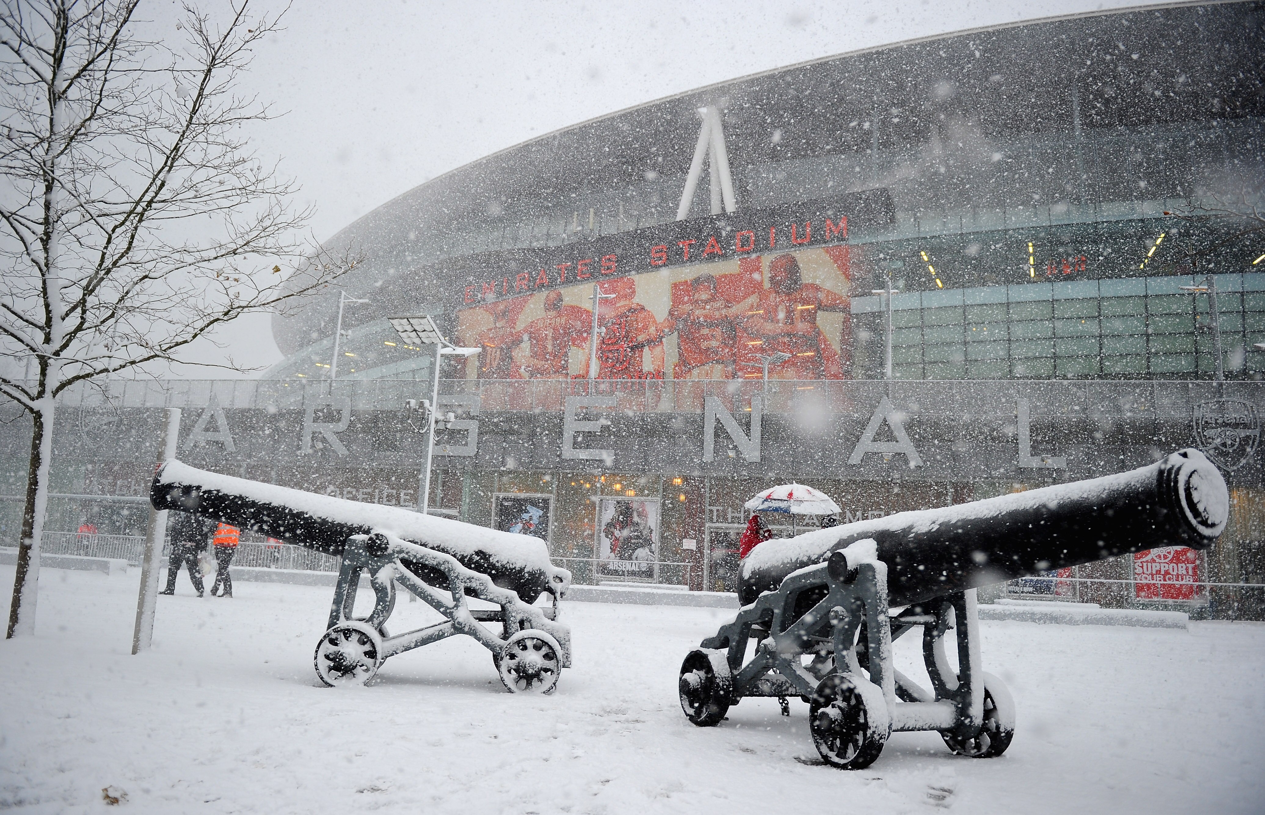LONDON, ENGLAND - DECEMBER 18:  Conditions in North London worsen as the match is postponed before the Barclays Premier League match between Arsenal and Stoke City at the Emirates Stadium on December 18, 2010 in London, England.  (Photo by Clive Mason/Get