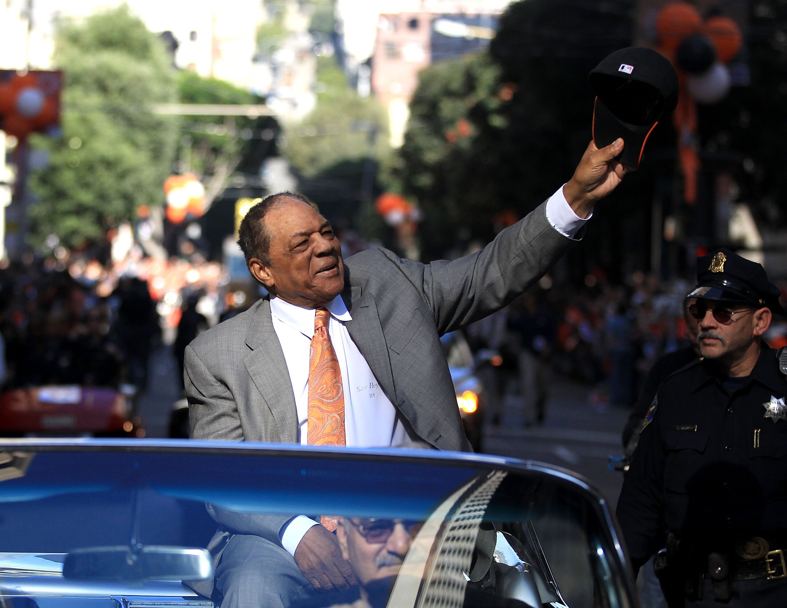 SAN FRANCISCO - NOVEMBER 03:  Willie Mays waves to the crowd during the San Francisco Giants victory parade on November 3, 2010 in San Francisco, California.  (Photo by Ezra Shaw/Getty Images)