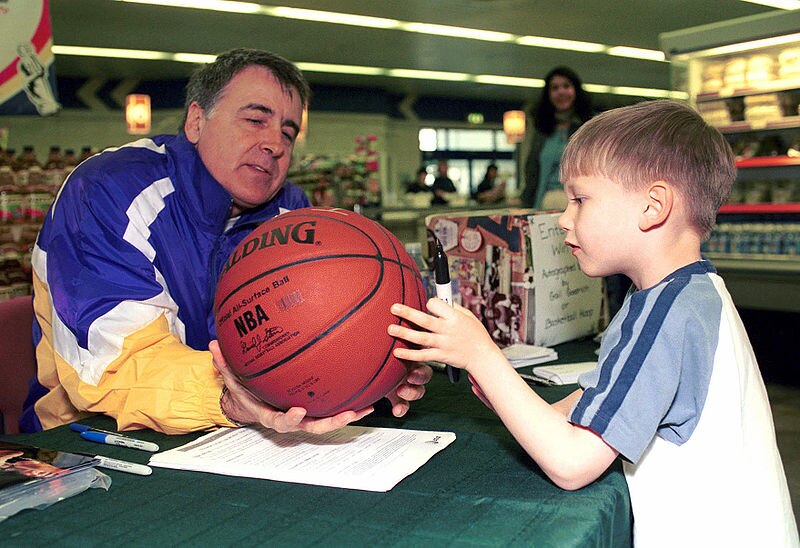 Gail Goodrich's 25.9 points per game helped the Lakers to 33 games won in a row