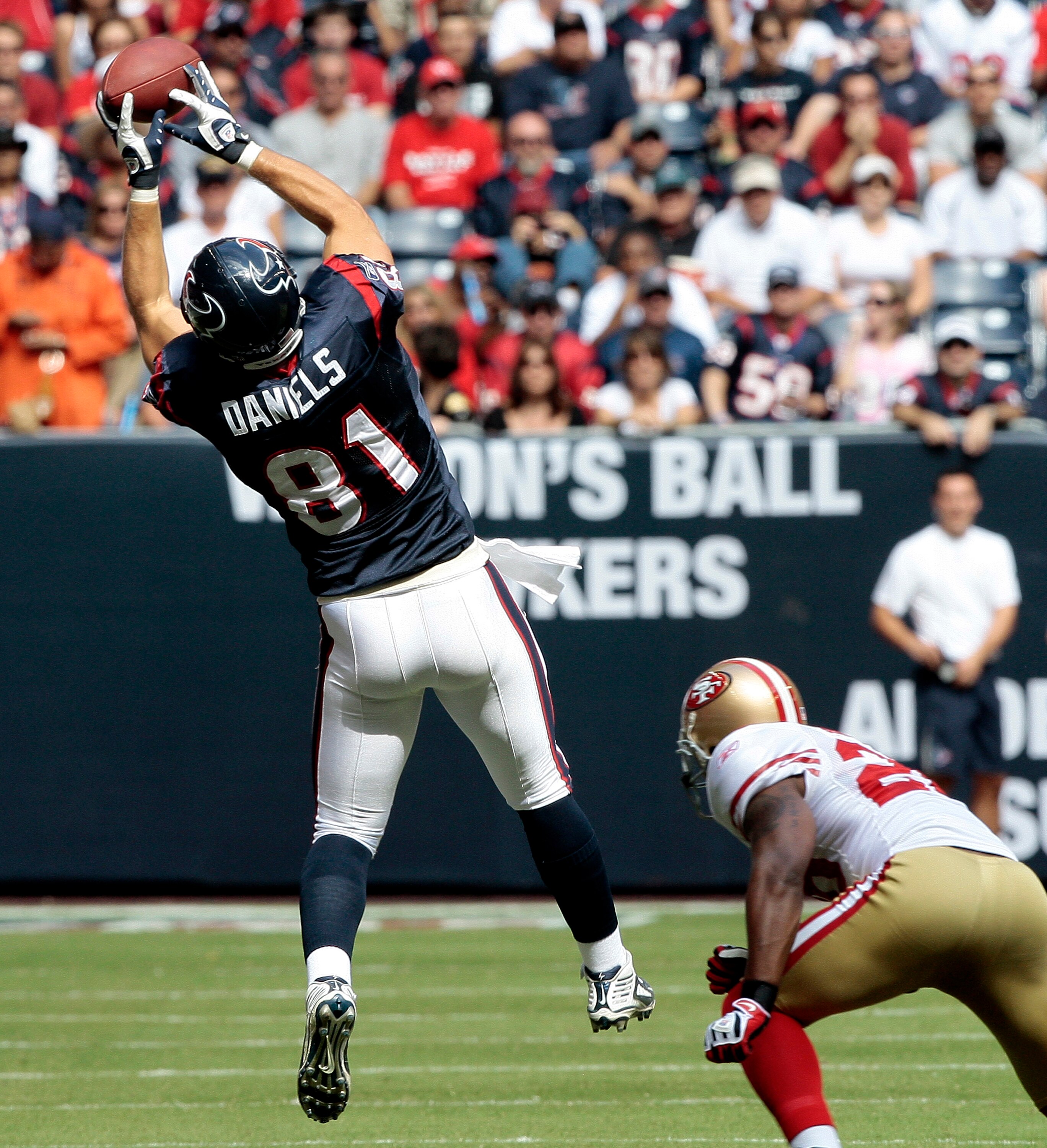 HOUSTON - OCTOBER 25:  Tight-end Owen Daniels #81 of the Houston Texans completes a pass in front of safety Mark Roman #26 of the San Francisco 49ers at Reliant Stadium on October 25, 2009 in Houston, Texas.  (Photo by Bob Levey/Getty Images)