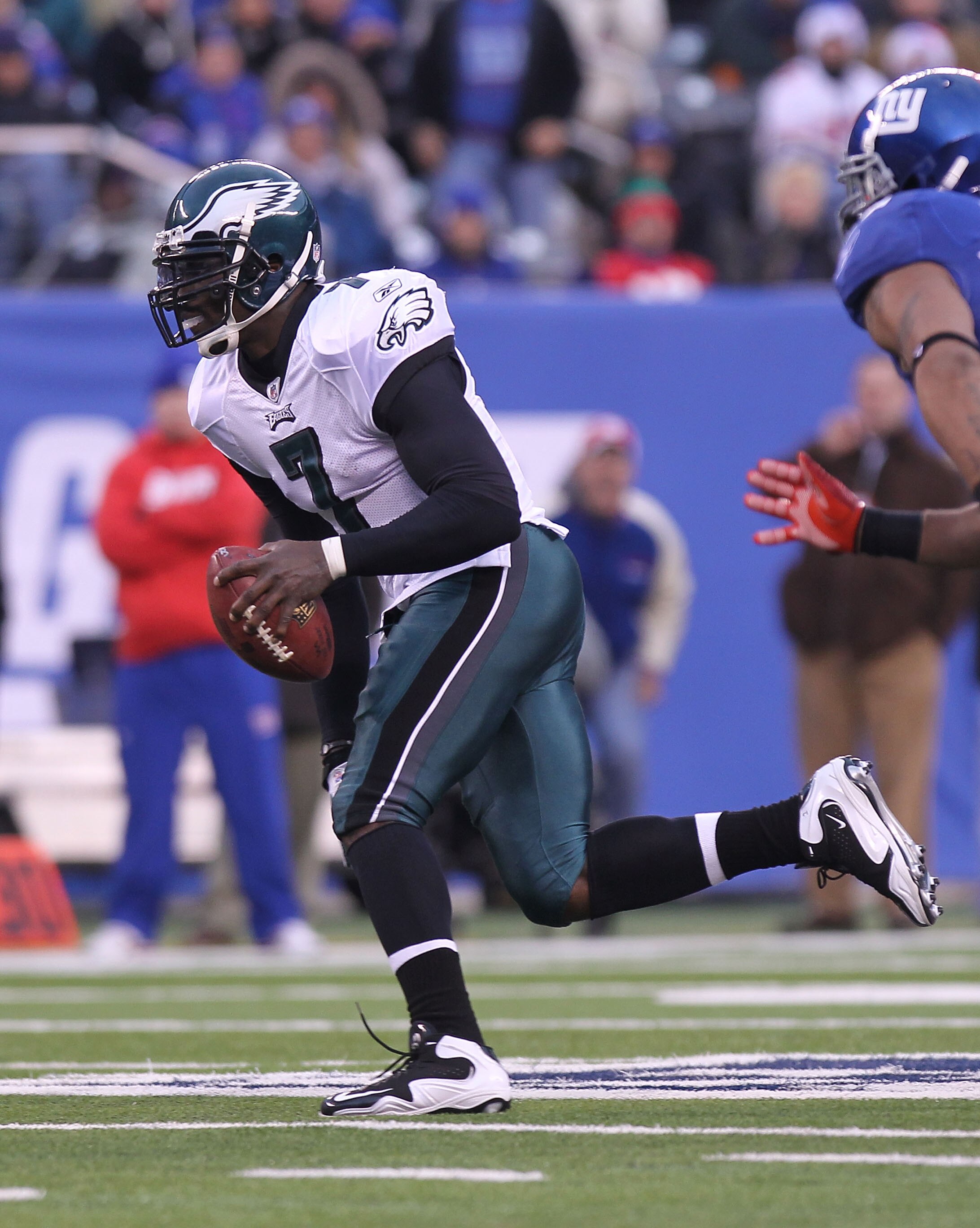 EAST RUTHERFORD, NJ - DECEMBER 19: Michael Vick #7 of the Philadelphia Eagles rushes against the New York Giants at New Meadowlands Stadium on December 19, 2010 in East Rutherford, New Jersey. (Photo by Nick Laham/Getty Images) EAST RUTHERFORD, NJ - DECEMBER 19: Michael Vick #7 of the Philadelphia Eagles rushes against the New York Giants at New Meadowlands Stadium on December 19, 2010 in East Rutherford, New Jersey. (Photo by Nick Laham/Getty Images)
