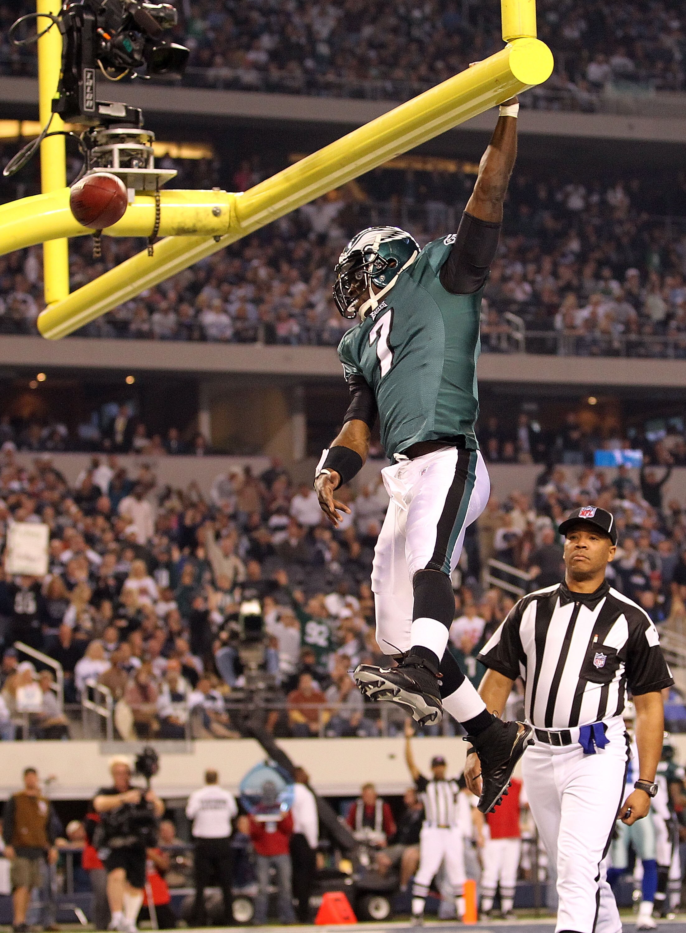 ARLINGTON, TX - DECEMBER 12: Quarterback Michael Vick #7 of the Philadelphia Eagles celebrates his touchdown run against the Dallas Cowboys at Cowboys Stadium on December 12, 2010 in Arlington, Texas. (Photo by Ronald Martinez/Getty Images) ARLINGTON, TX - DECEMBER 12: Quarterback Michael Vick #7 of the Philadelphia Eagles celebrates his touchdown run against the Dallas Cowboys at Cowboys Stadium on December 12, 2010 in Arlington, Texas. (Photo by Ronald Martinez/Getty Images)