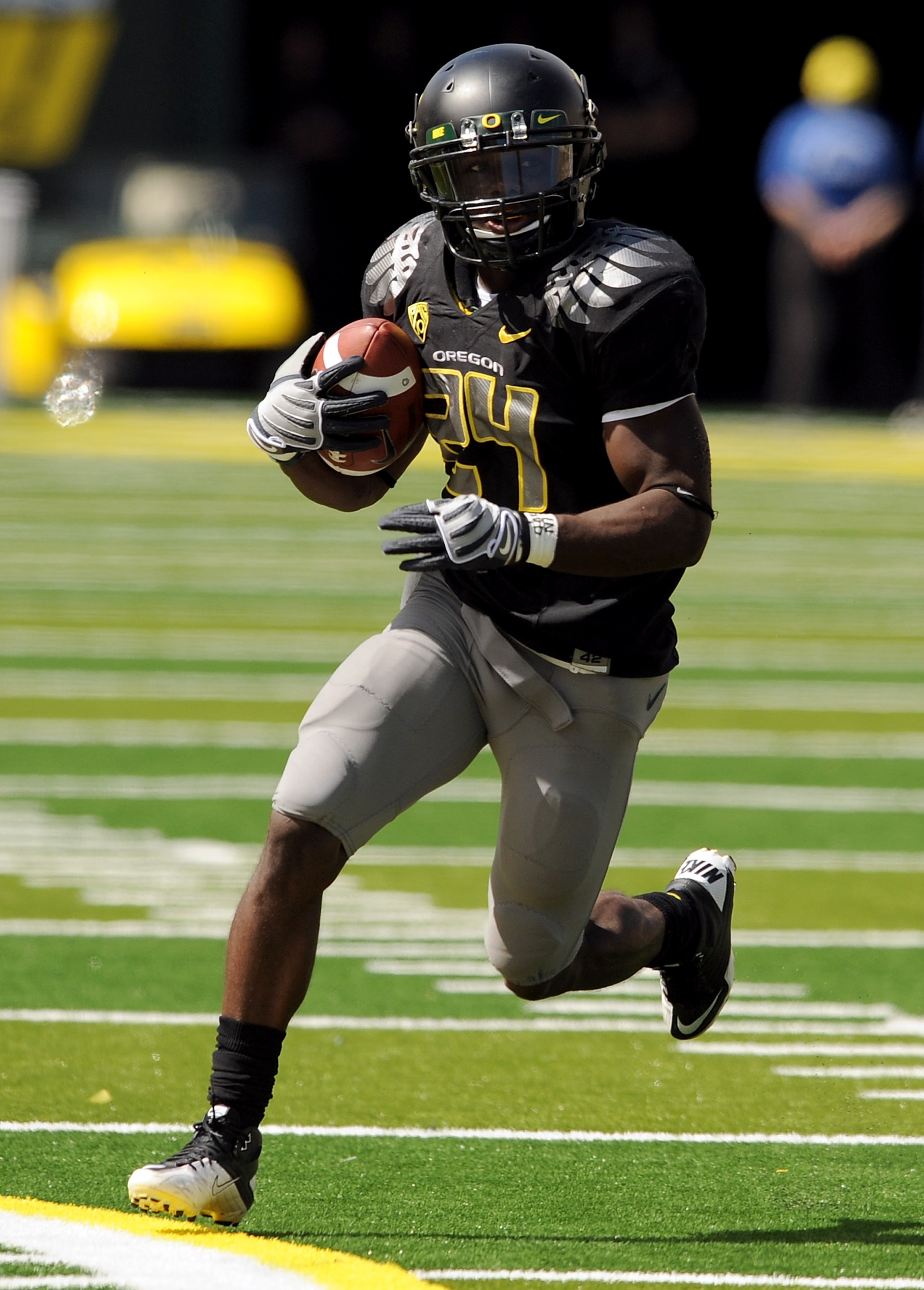 EUGENE, OR - SEPTEMBER 04:  Running back Kenjon Barner #24 of the Oregon Ducks breaks loose for a touchdown in the second quarter of the game against the New Mexico Lobos at Autzen Stadium on September 4, 2010 in Eugene, Oregon. Barner had 225 total yards