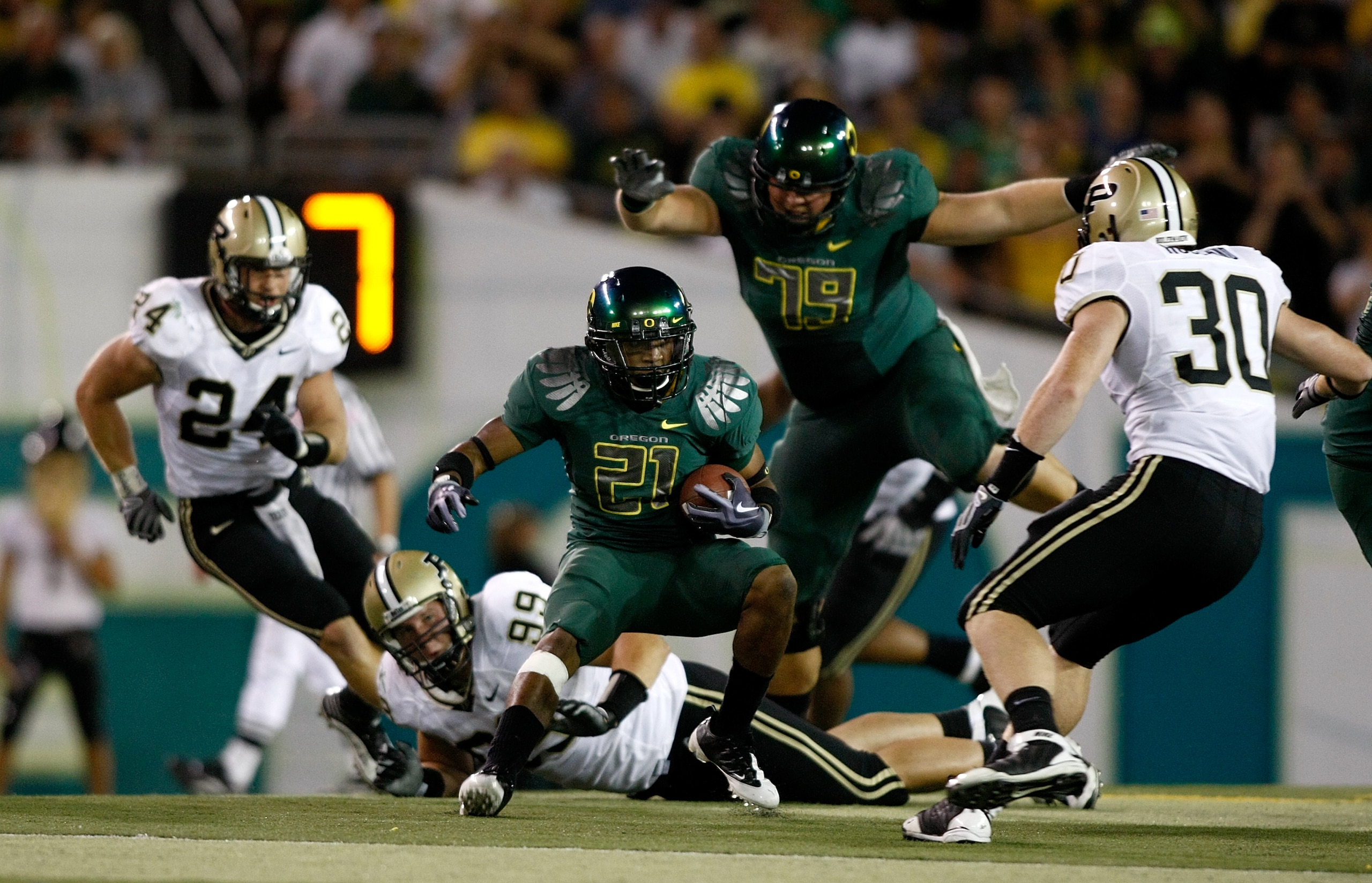 EUGENE, OR - SEPTEMBER 12:  LaMichael James #21 of the Oregon Ducks runs the ball against Joe Holland #30 of the Purdue Boilermakers at Autzen Stadium on September 12, 2009 in Eugene, Oregon.  (Photo by Jonathan Ferrey/Getty Images)