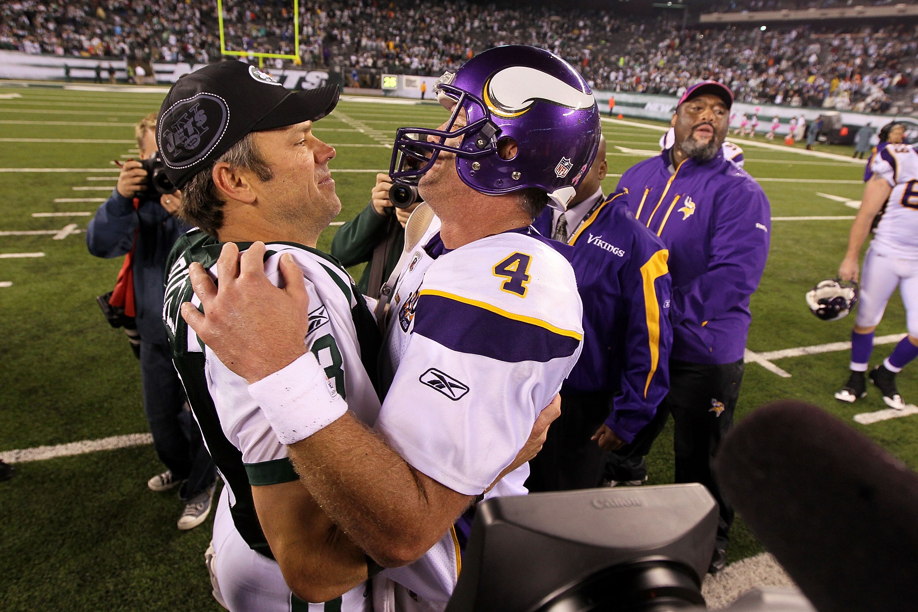 EAST RUTHERFORD, NJ - OCTOBER 11:  Brett Favre #4 of the Minnesota Vikings congratulates Mark Brunell #8 of the New York Jets after the Jets won 29-20 at New Meadowlands Stadium on October 11, 2010 in East Rutherford, New Jersey.  (Photo by Jim McIsaac/Ge