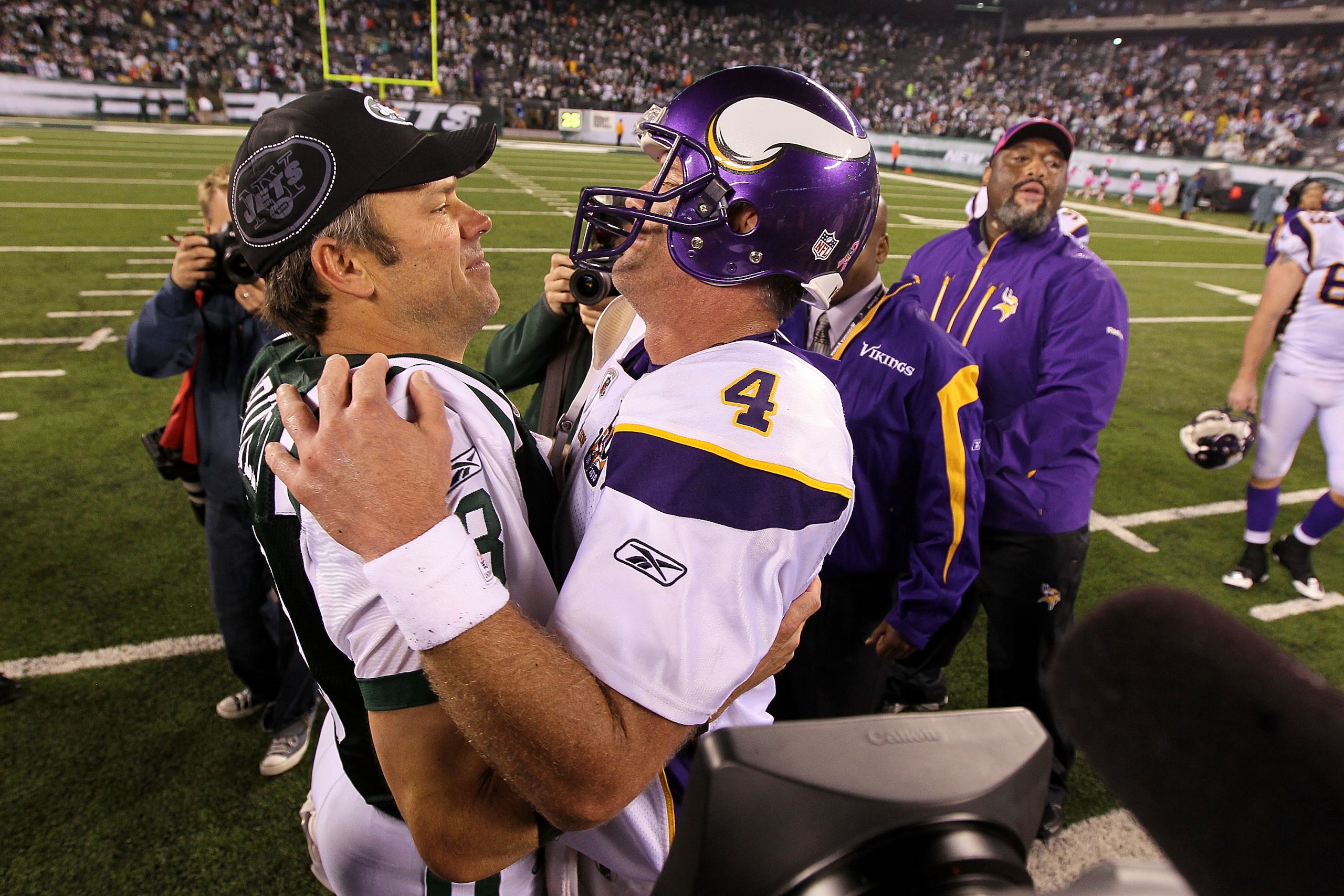 EAST RUTHERFORD, NJ - OCTOBER 11:  Brett Favre #4 of the Minnesota Vikings congratulates Mark Brunell #8 of the New York Jets after the Jets won 29-20 at New Meadowlands Stadium on October 11, 2010 in East Rutherford, New Jersey.  (Photo by Jim McIsaac/Ge