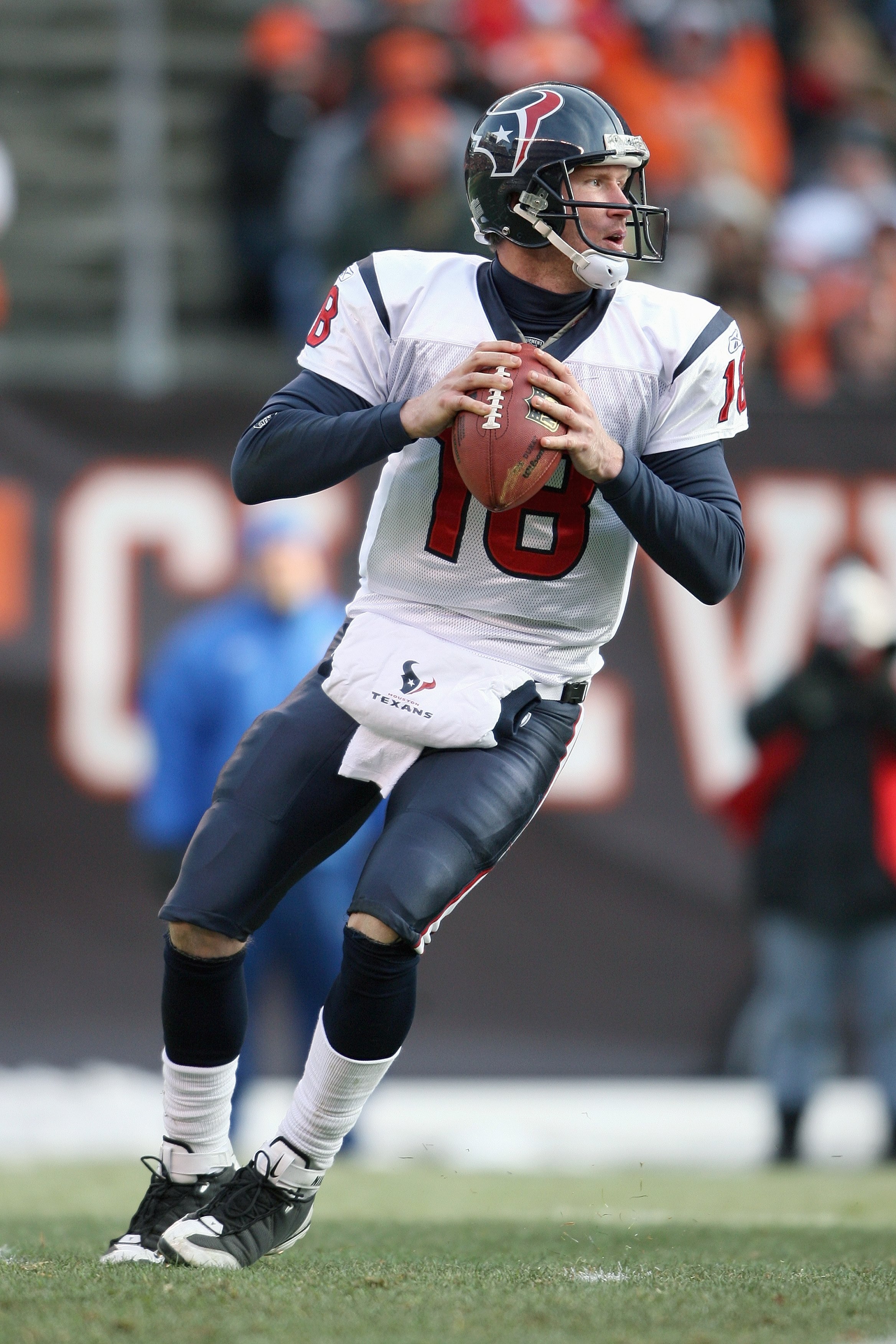 CLEVELAND - NOVEMBER 23:  Quarterback Sage Rosenfels #18 of the Houston Texans looks to pass the ball downfield during the NFL game against the Cleveland Browns at Cleveland Browns Stadium on November 23, 2008 in Cleveland, Ohio.  (Photo by Andy Lyons/Get