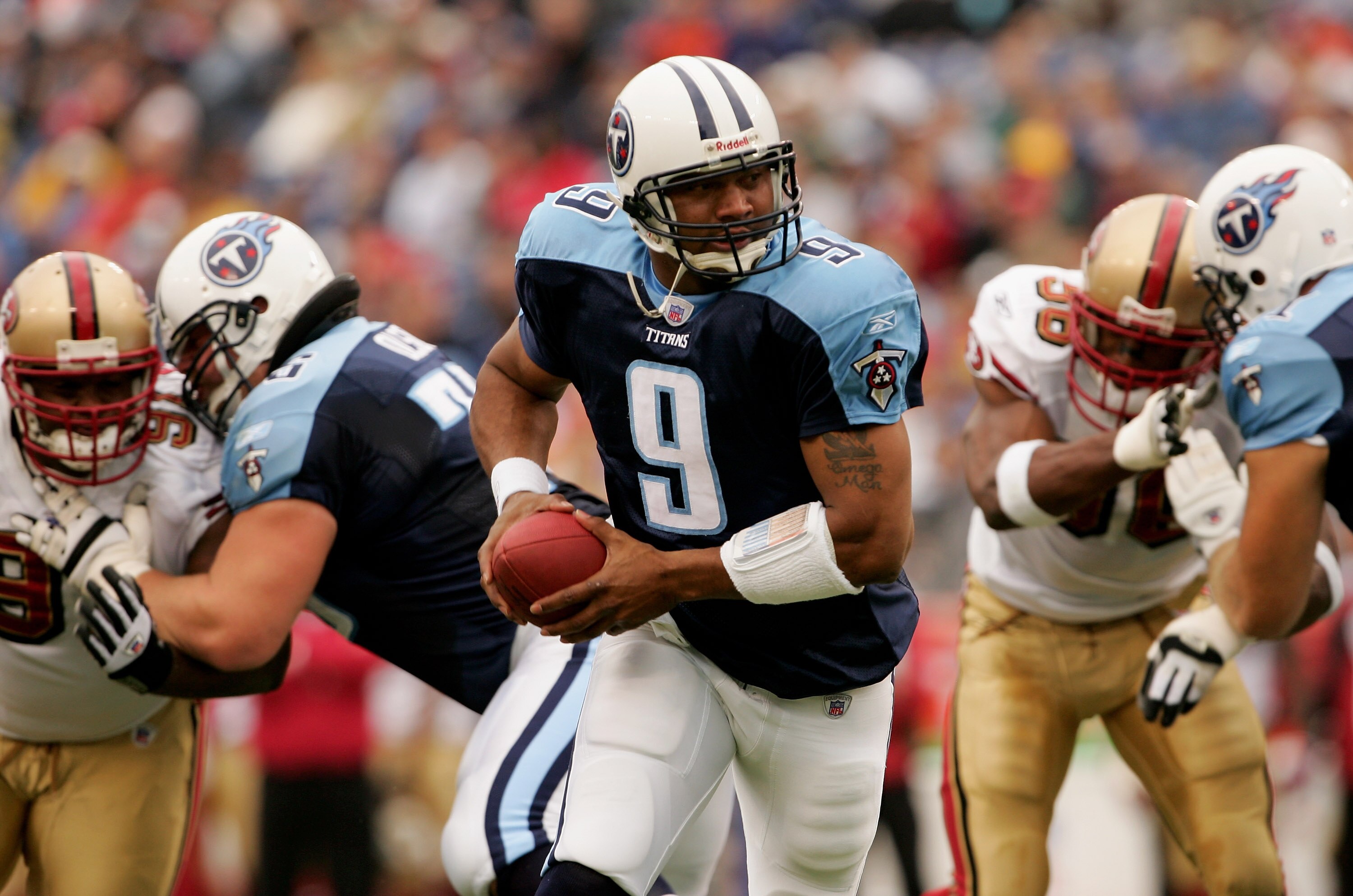 NASHVILLE, TN - NOVEMBER 27: Quarterback Steve McNair #9 of the Tennessee Titans rolls out against the San Francisco 49ers during week 12 NFL action on November 27, 2005 at the Coliseum in Nashville, Tennessee.  (Photo by Doug Pensinger/Getty Images)