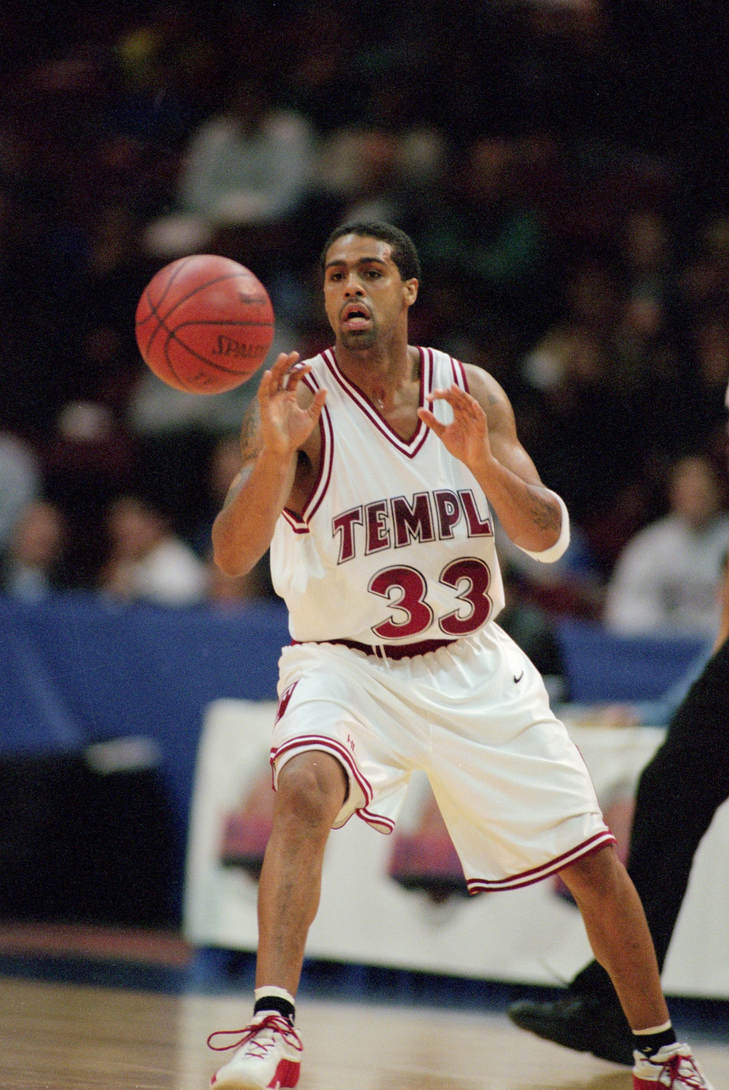 9 Mar 2001:  Quincy Wadley #33 of the Temple Owls moves to catch the ball during the game against the George Washington Colonials at The Spectrum in Philadelphia, Pennsylvania. The Owls defeated the Colonials 77-76.Mandatory Credit: Al Bello  /Allsport