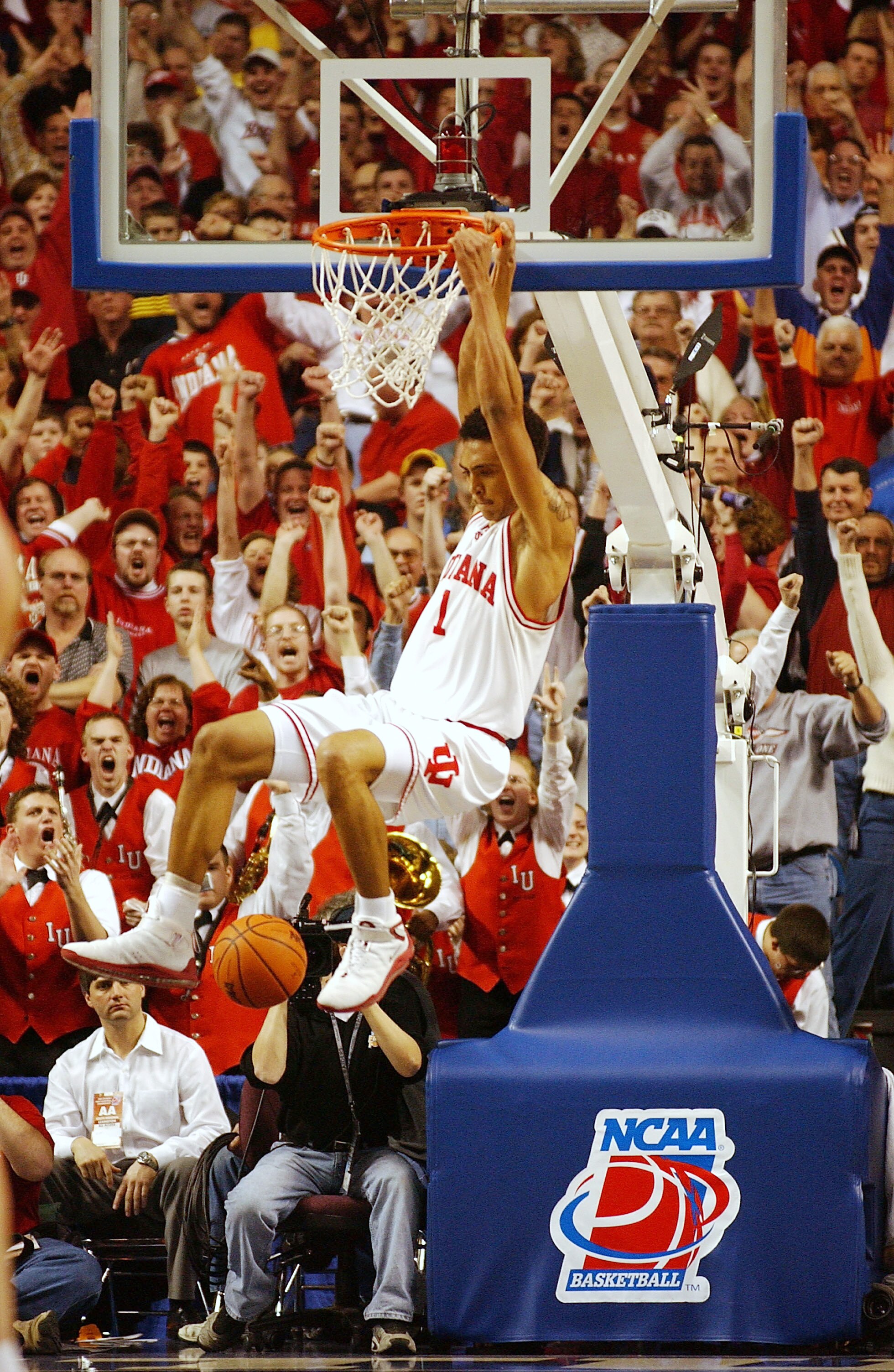 23 Mar 2002: Jared Jeffries #1  of the Indiana Hoosiers dunks against the Kent State golden Eagles in the second half ofthe Championship of the South Region of the 2002 NCAA Men's Basketball Championship at the Rupp Arena in Lexington, Kentucky. DIGITAL I