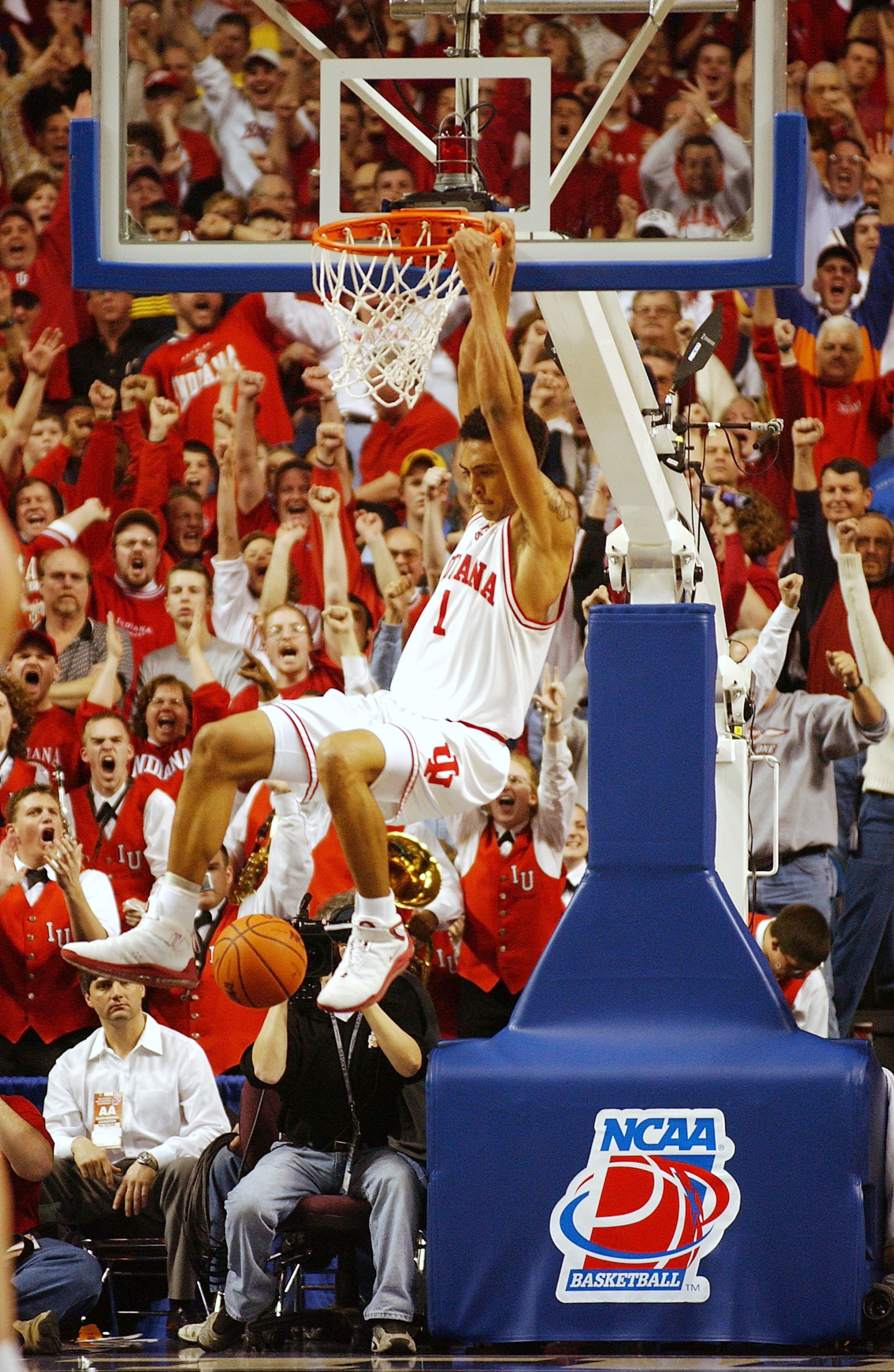 23 Mar 2002: Jared Jeffries #1  of the Indiana Hoosiers dunks against the Kent State golden Eagles in the second half ofthe Championship of the South Region of the 2002 NCAA Men's Basketball Championship at the Rupp Arena in Lexington, Kentucky. DIGITAL I