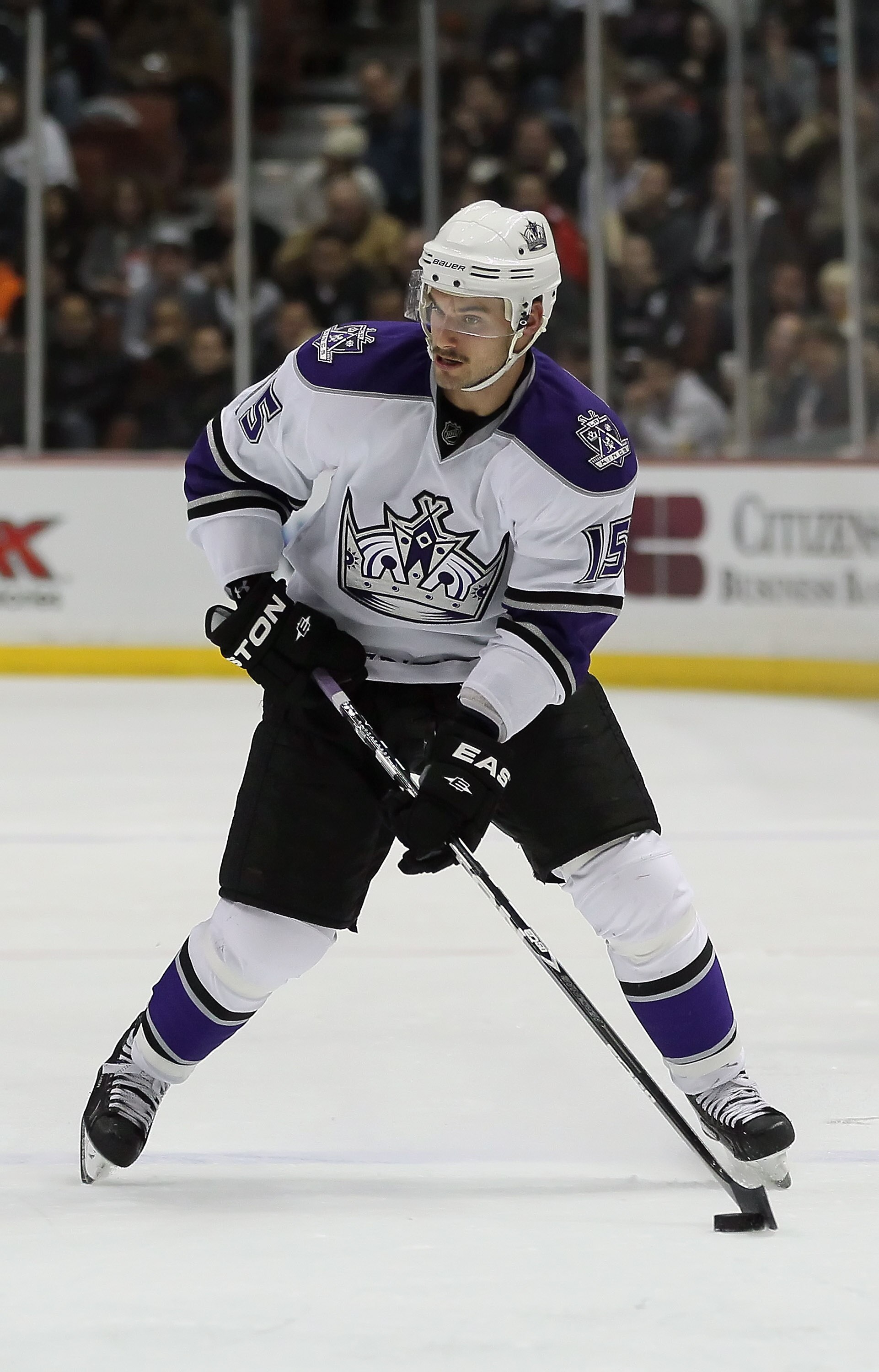 ANAHEIM, CA - NOVEMBER 29:  Brad Richardson #15 of the Los Angeles Kings skates against the Anaheim Ducks at the Honda Center on November 29, 2010 in Anaheim, California.  (Photo by Jeff Gross/Getty Images)