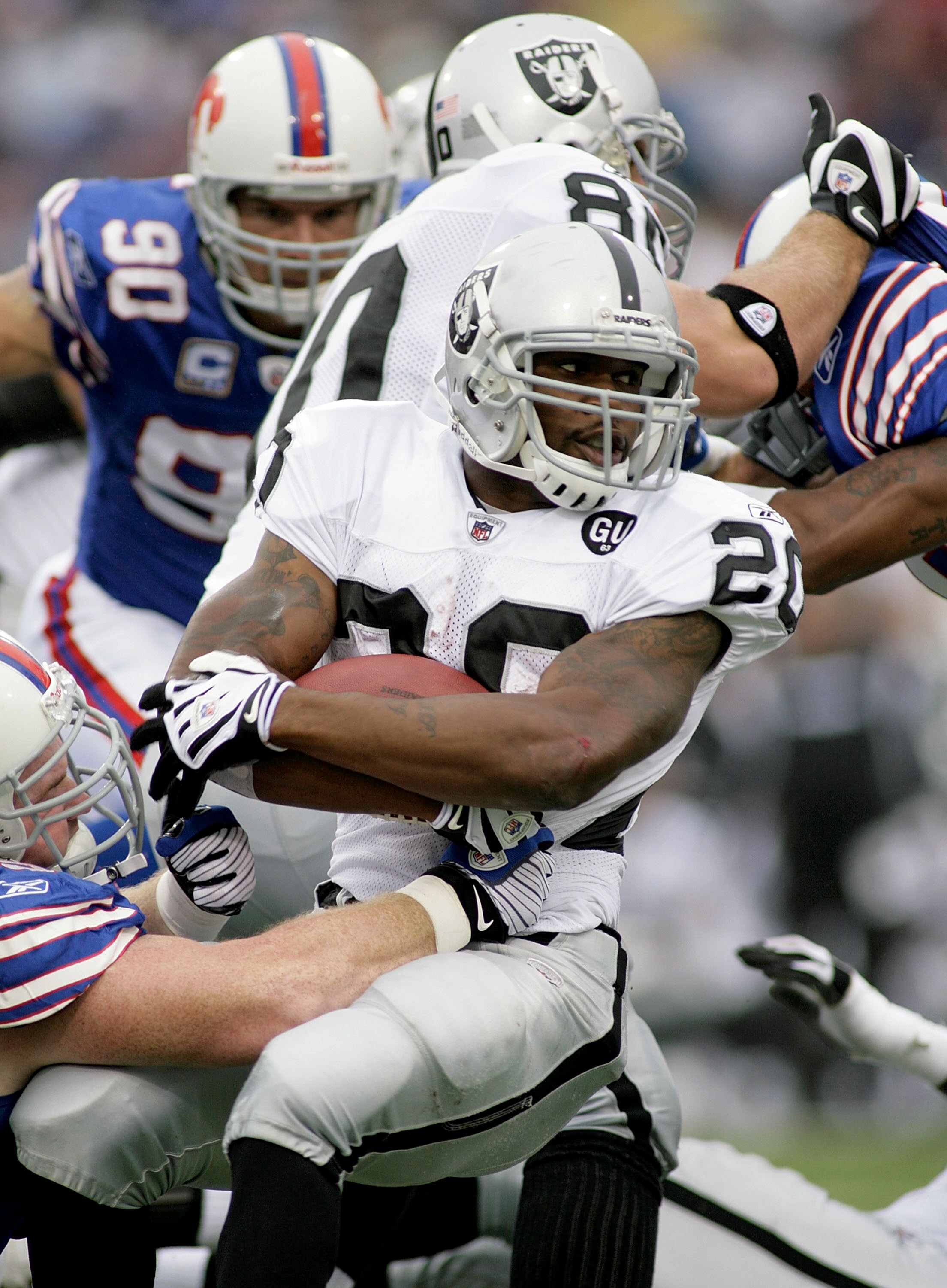 ORCHARD PARK, NY - SEPTEMBER 21: Darren McFadden #20 of the Oakland Raiders runs against the Buffalo Bills  on September 21, 2008 at Ralph Wilson Stadium in Orchard Park, New York.  (Photo by Rick Stewart/Getty Images)
