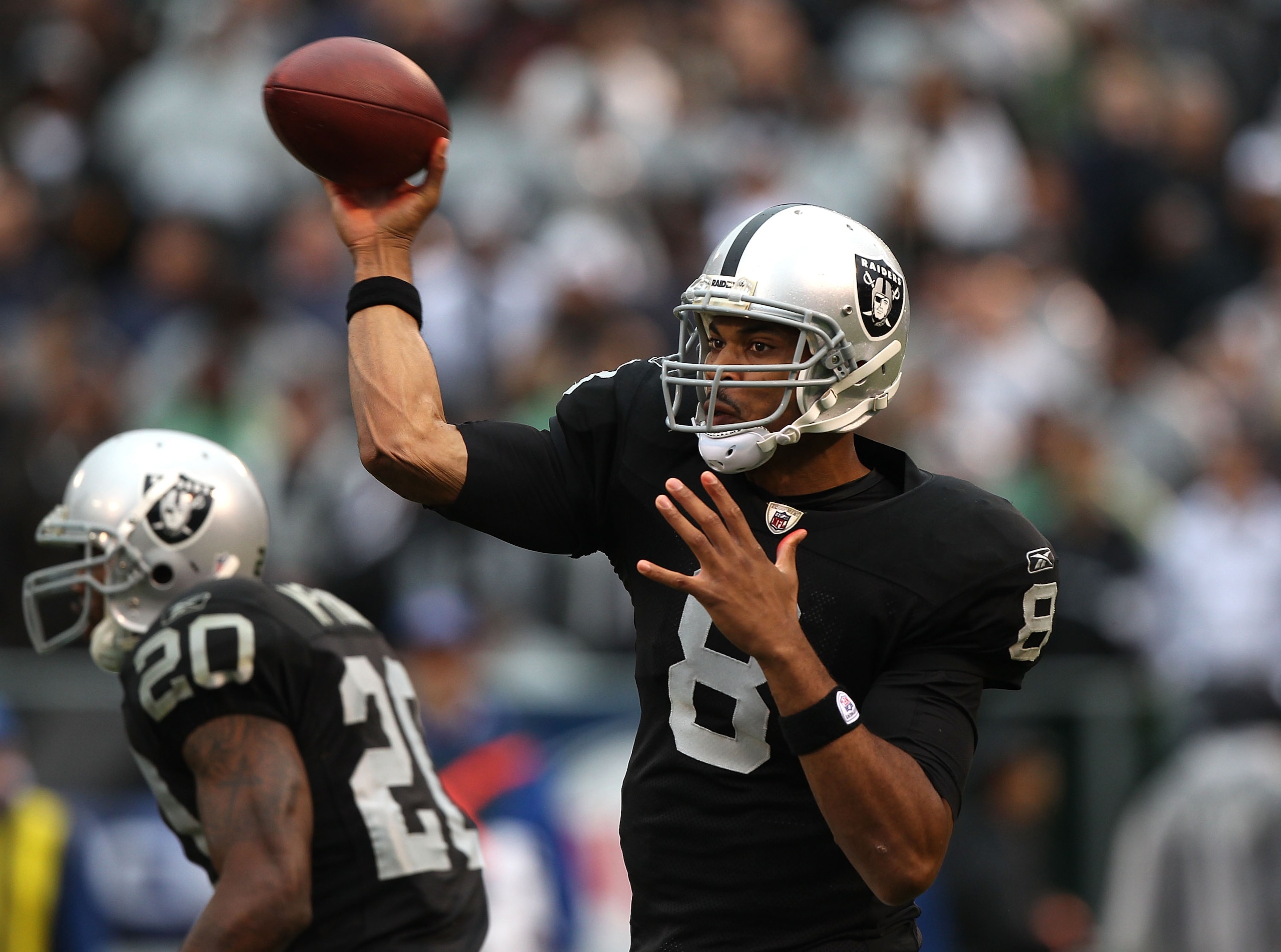 OAKLAND, CA - NOVEMBER 07:  Jason Campbell #8 of the Oakland Raiders passes against the Kansas City Chiefs during an NFL game at Oakland-Alameda County Coliseum on November 7, 2010 in Oakland, California.  (Photo by Jed Jacobsohn/Getty Images)