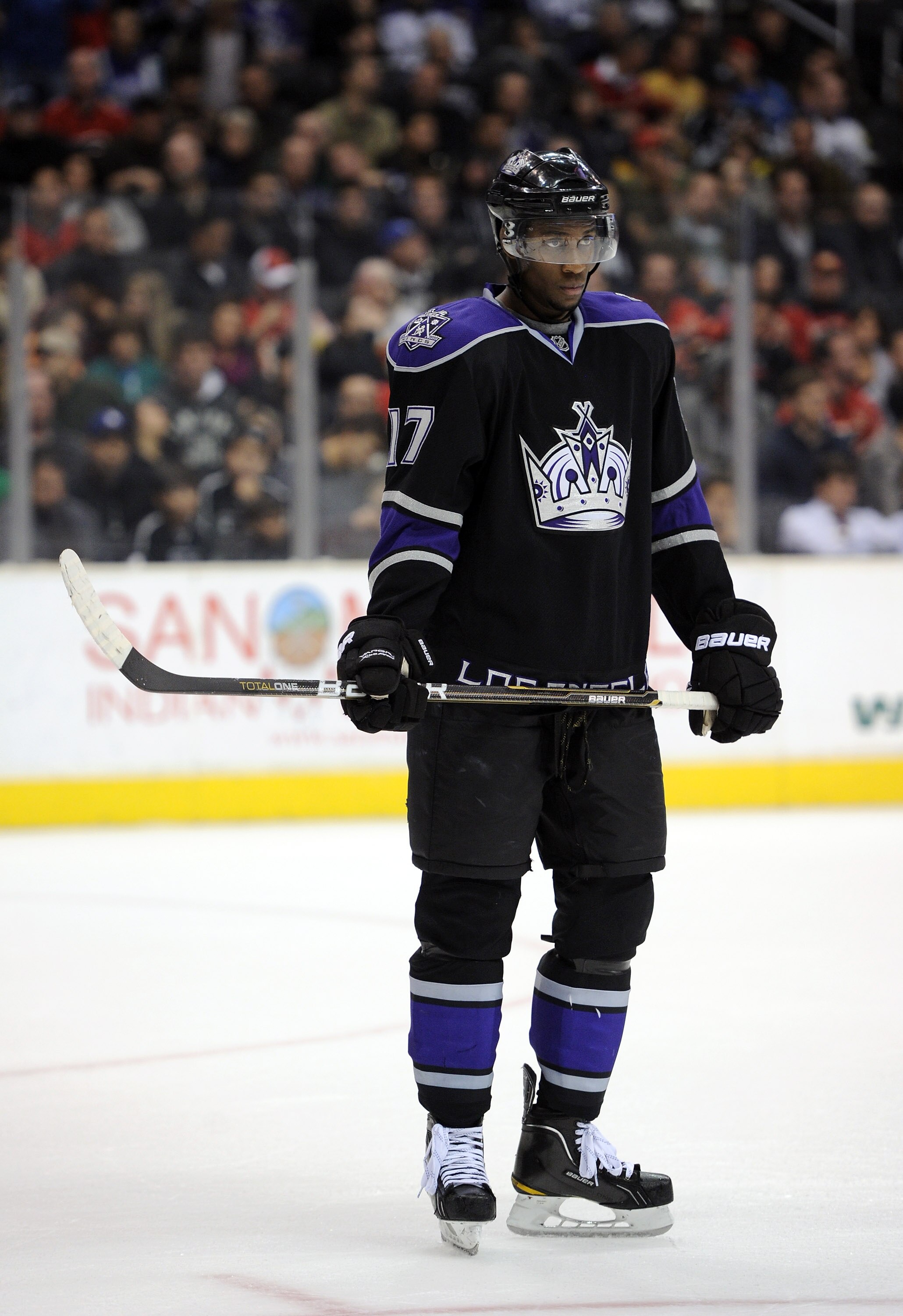 LOS ANGELES, CA - DECEMBER 09:  Wayne Simmonds #17 of the Los Angeles Kings waits for a faceoff against the Calgary Flames at the Staples Center on December 9, 2010 in Los Angeles, California.  (Photo by Harry How/Getty Images)