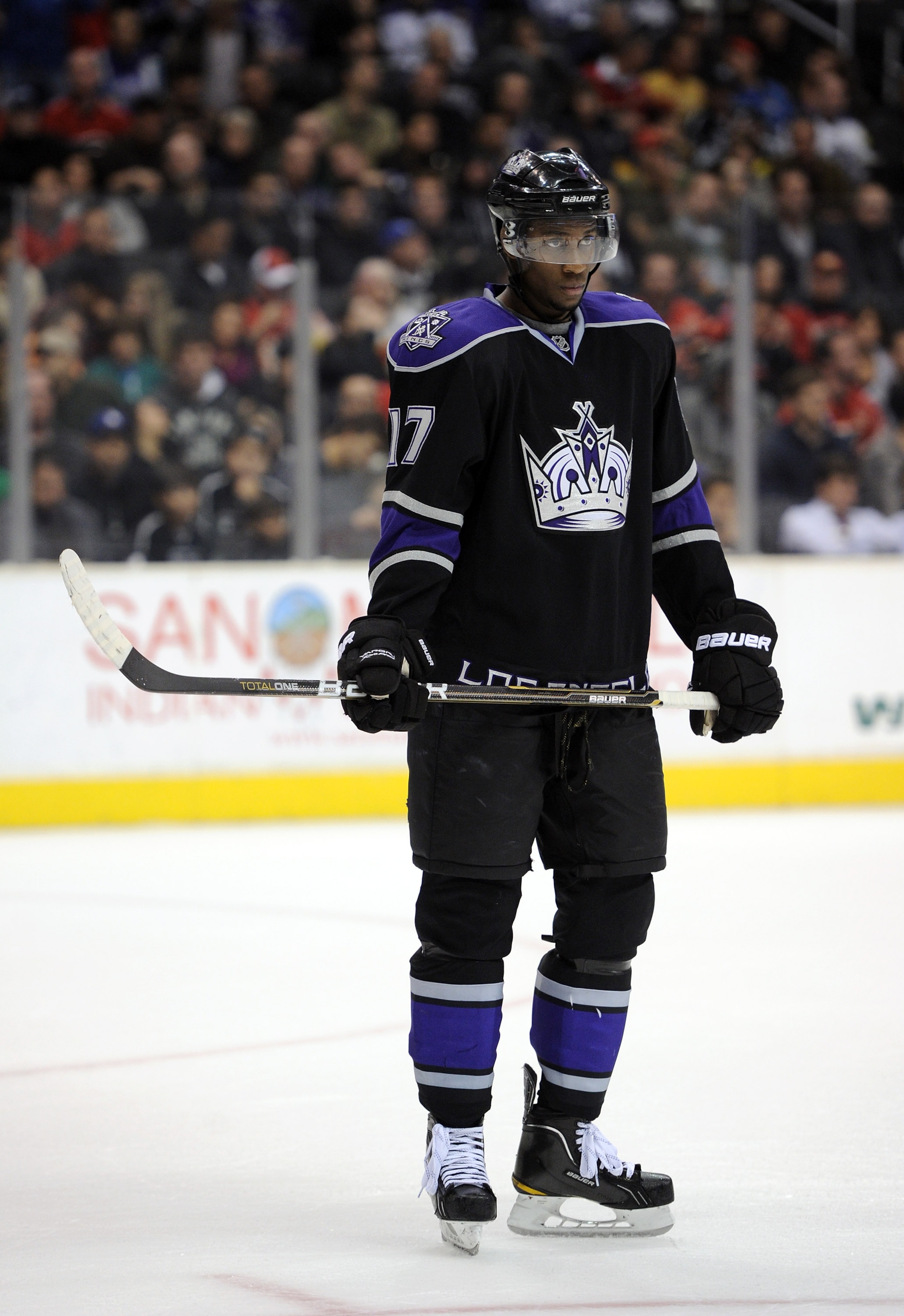 LOS ANGELES, CA - DECEMBER 09:  Wayne Simmonds #17 of the Los Angeles Kings waits for a faceoff against the Calgary Flames at the Staples Center on December 9, 2010 in Los Angeles, California.  (Photo by Harry How/Getty Images)