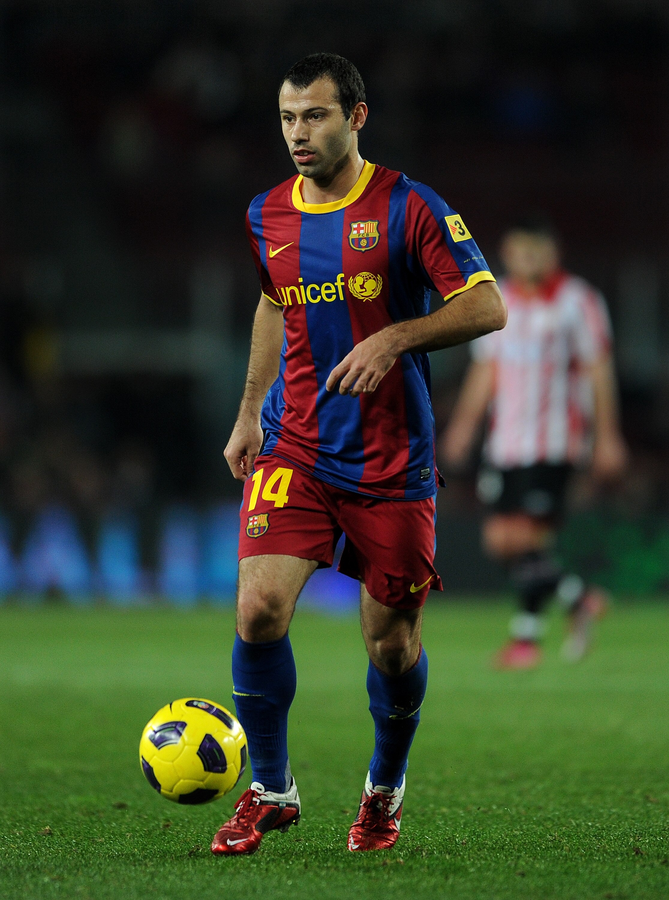 BARCELONA, SPAIN - DECEMBER 21:  Javier Mascherano of Barcelona controls the ball during the round of last 16 Copa del Rey match between FC Barcelona and Athletic Bilbao at the Camp Nou stadium on December 21, 2010 in Barcelona, Spain.  (Photo by Jasper J