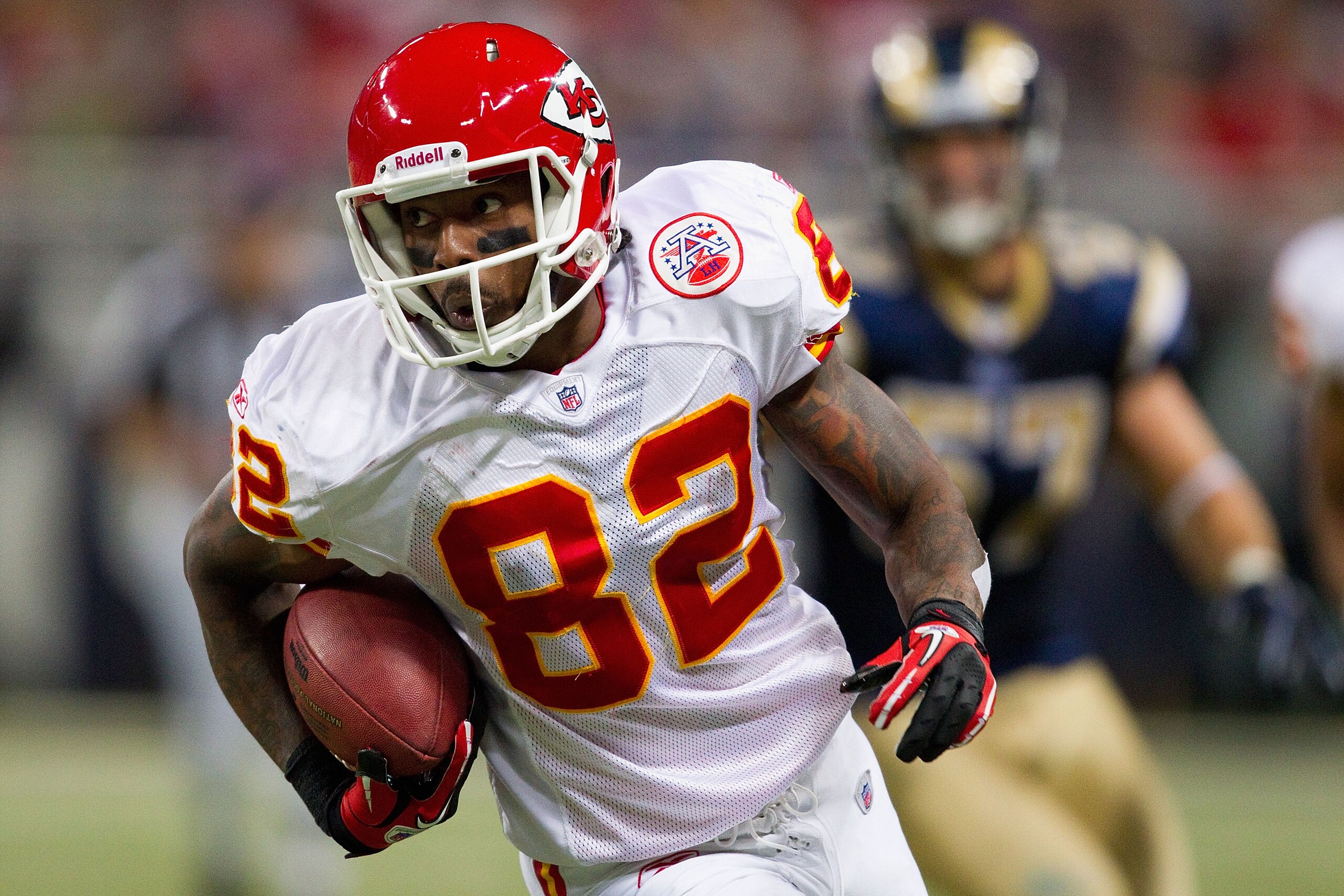 ST. LOUIS, MO - DECEMBER 19: Dwayne Bowe #82 of the Kansas City Chiefs runs up field after catching a pass against the St. Louis Rams at the Edward Jones Dome on December 19, 2010 in St. Louis, Missouri.  The Chiefs beat the Rams 27-13.  (Photo by Dilip V
