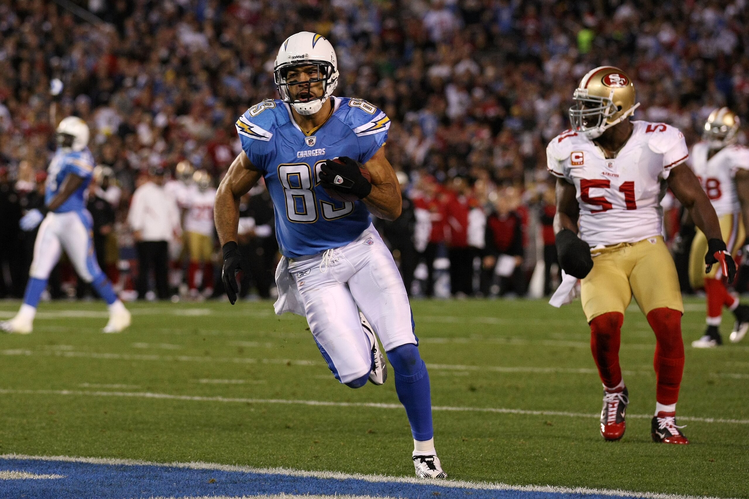 SAN DIEGO, CA - DECEMBER 16:  Wide receiver Vincent Jackson #83 of the San Diego Chargers scores a touchdown on an 11-yard pass in the second quarter against the San Francisco 49ers at Qualcomm Stadium on December 16, 2010 in San Diego, California.  (Phot