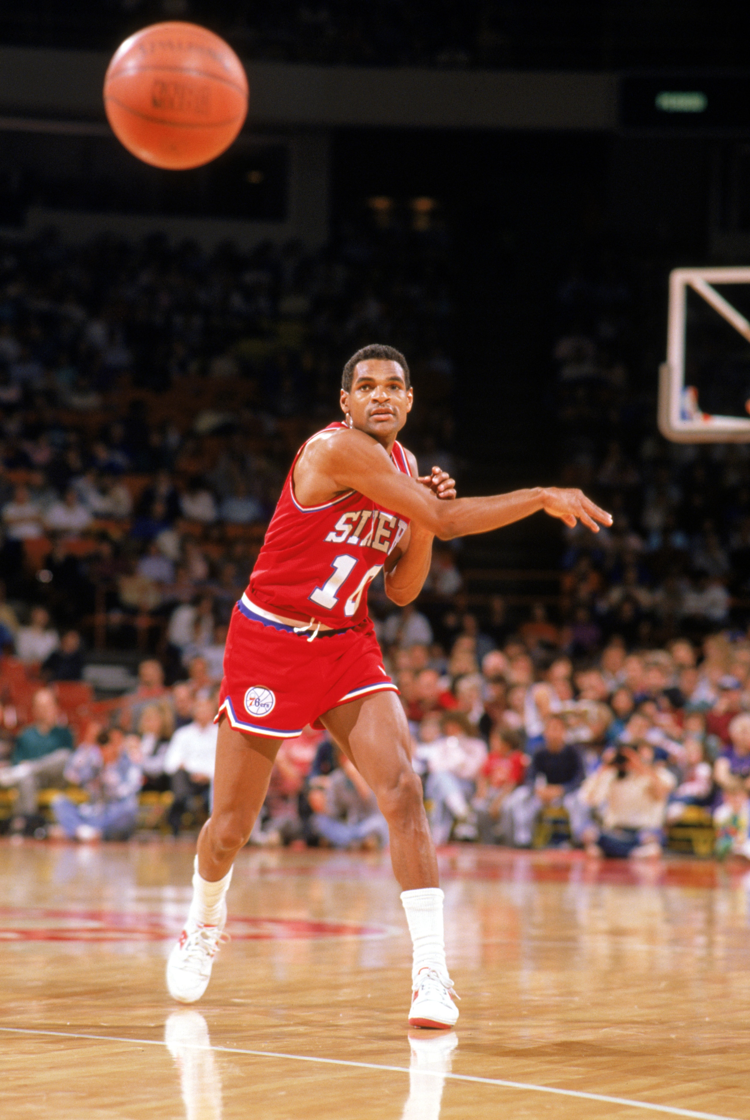1989:  Maurice Cheeks #10 of the Philadelphia 76ers passes the ball during the 1988-1989 NBA season. (Photo by Mike Powell/Getty Images)