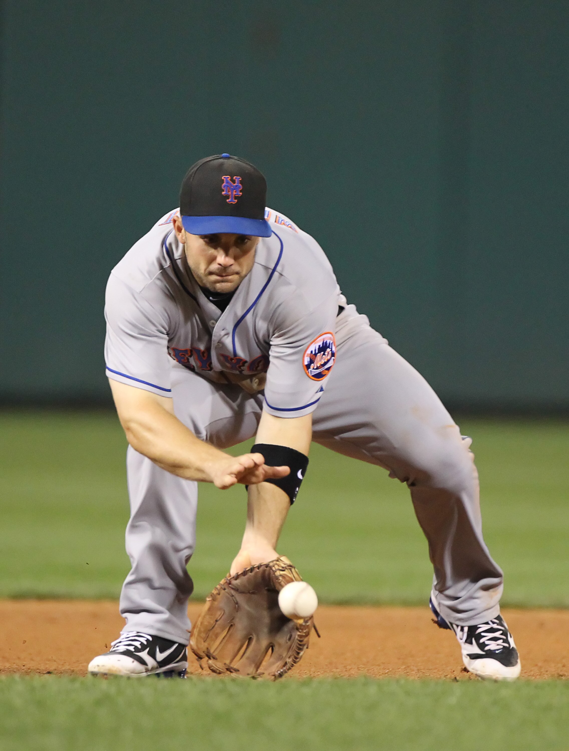 PHILADELPHIA - SEPTEMBER 25: Third baseman David Wright #5 of the New York Mets fields a ground ball during a game against the Philadelphia Phillies at Citizens Bank Park on September 25, 2010 in Philadelphia, Pennsylvania. The Mets won 5-2. (Photo by Hun