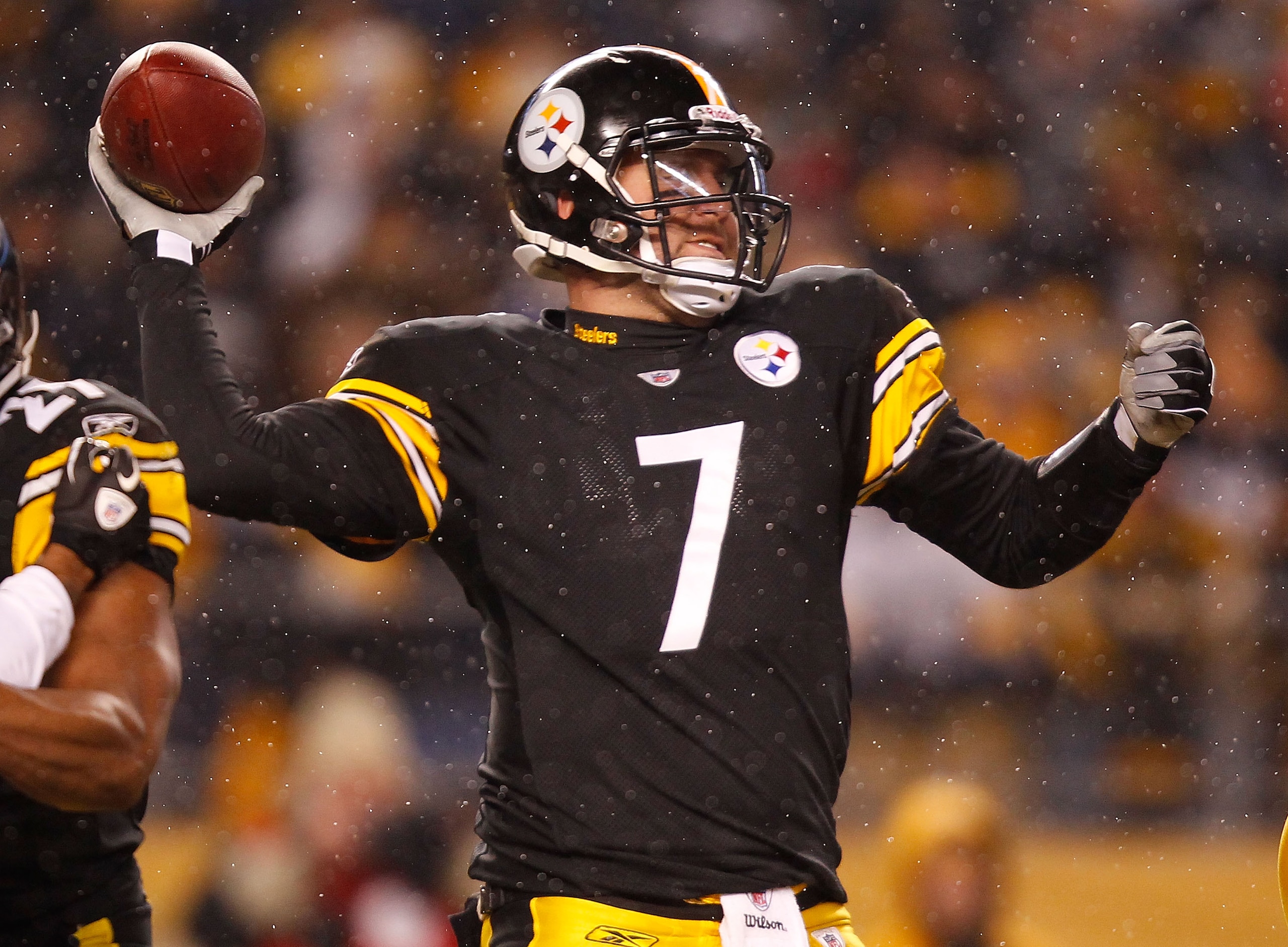 PITTSBURGH - DECEMBER 19: Ben Roethlisberger #7 of the Pittsburgh Steelers drops back to pass against the New York Jets during the game on December 19, 2010 at Heinz Field in Pittsburgh, Pennsylvania.  (Photo by Jared Wickerham/Getty Images)