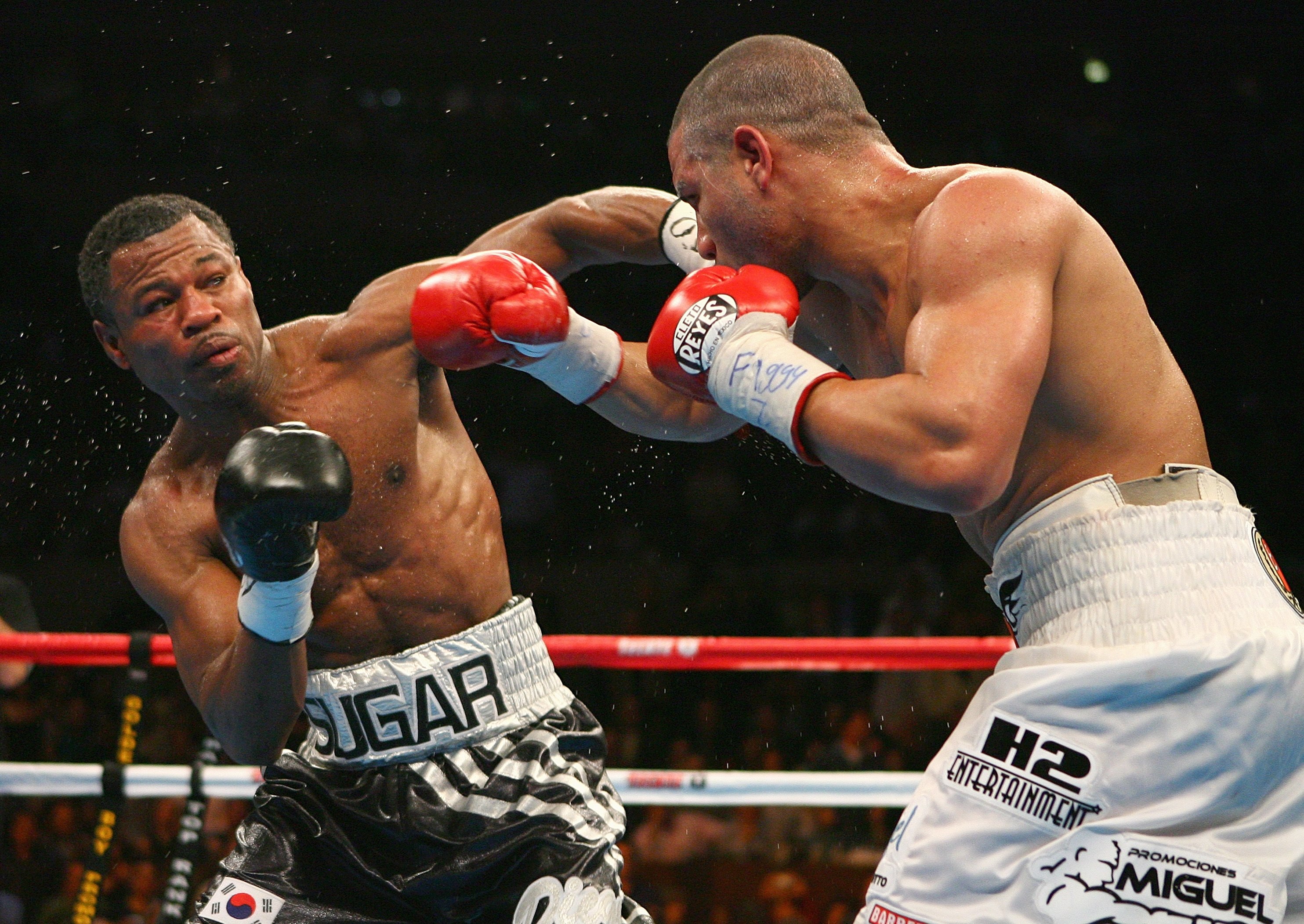 NEW YORK - NOVEMBER 10:  Shane Mosley dodges a punch during his WBA Welterweight title fight against Miguel Cotto at Madison Square Garden on November 10, 2007 in New York City, New York. (Photo by Al Bello/Getty Images)