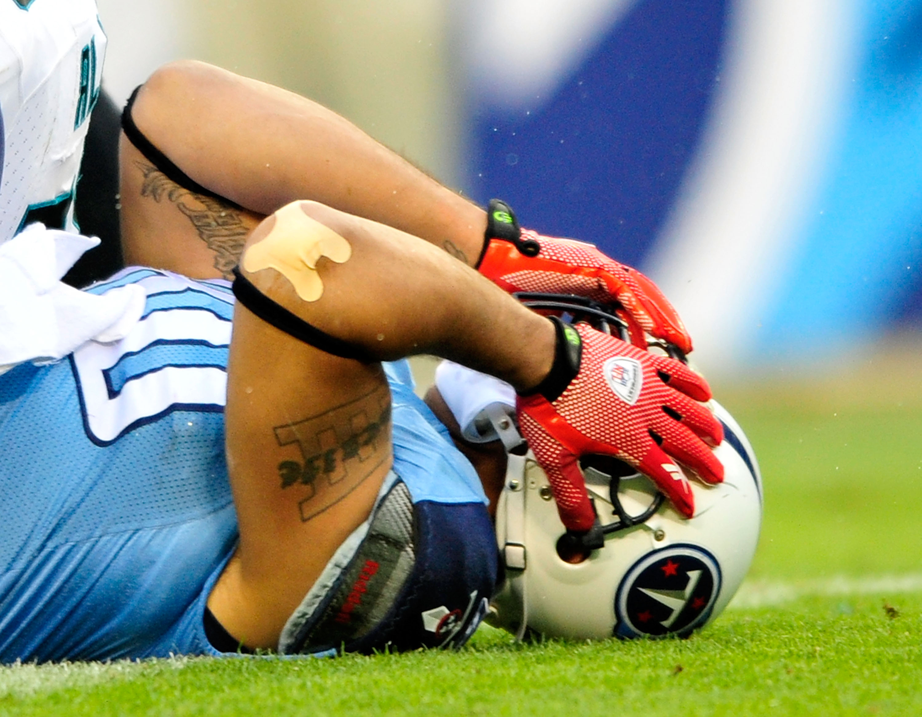NASHVILLE, TN - DECEMBER 05:  Bo Scaife #80 of the Tennessee Titans reacts after dropping a pass in the end zone against the Jacksonville Jaguars at LP Field on December 5, 2010 in Nashville, Tennessee. The Jaguars won 17-6. (Photo by Grant Halverson/Gett