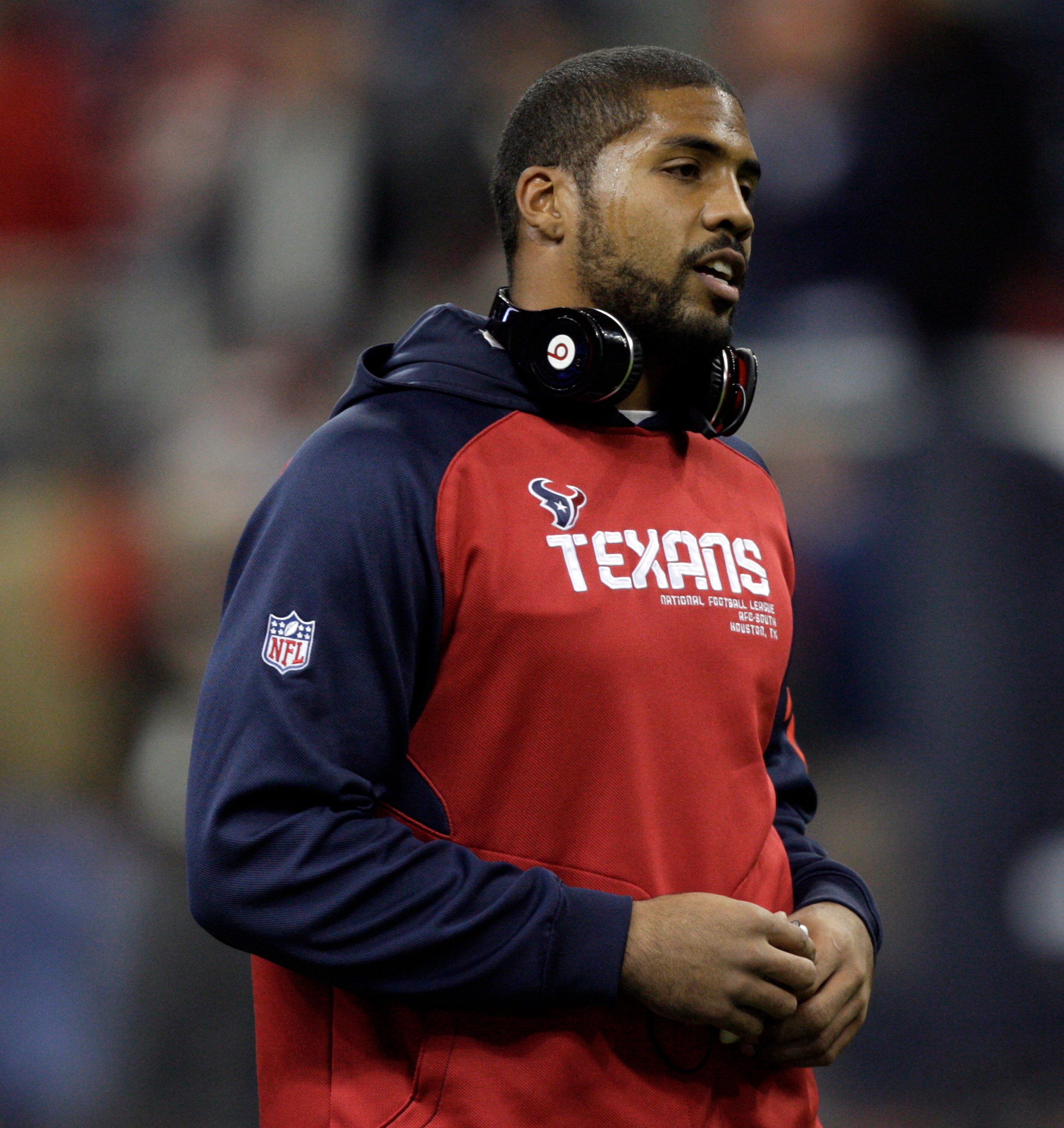HOUSTON, TX - DECEMBER 13:  Running back Arian Foster #23 of the Houston Texans warms up before playing the Baltimore Ravens at Reliant Stadium on December 13, 2010 in Houston, Texas.  (Photo by Bob Levey/Getty Images)