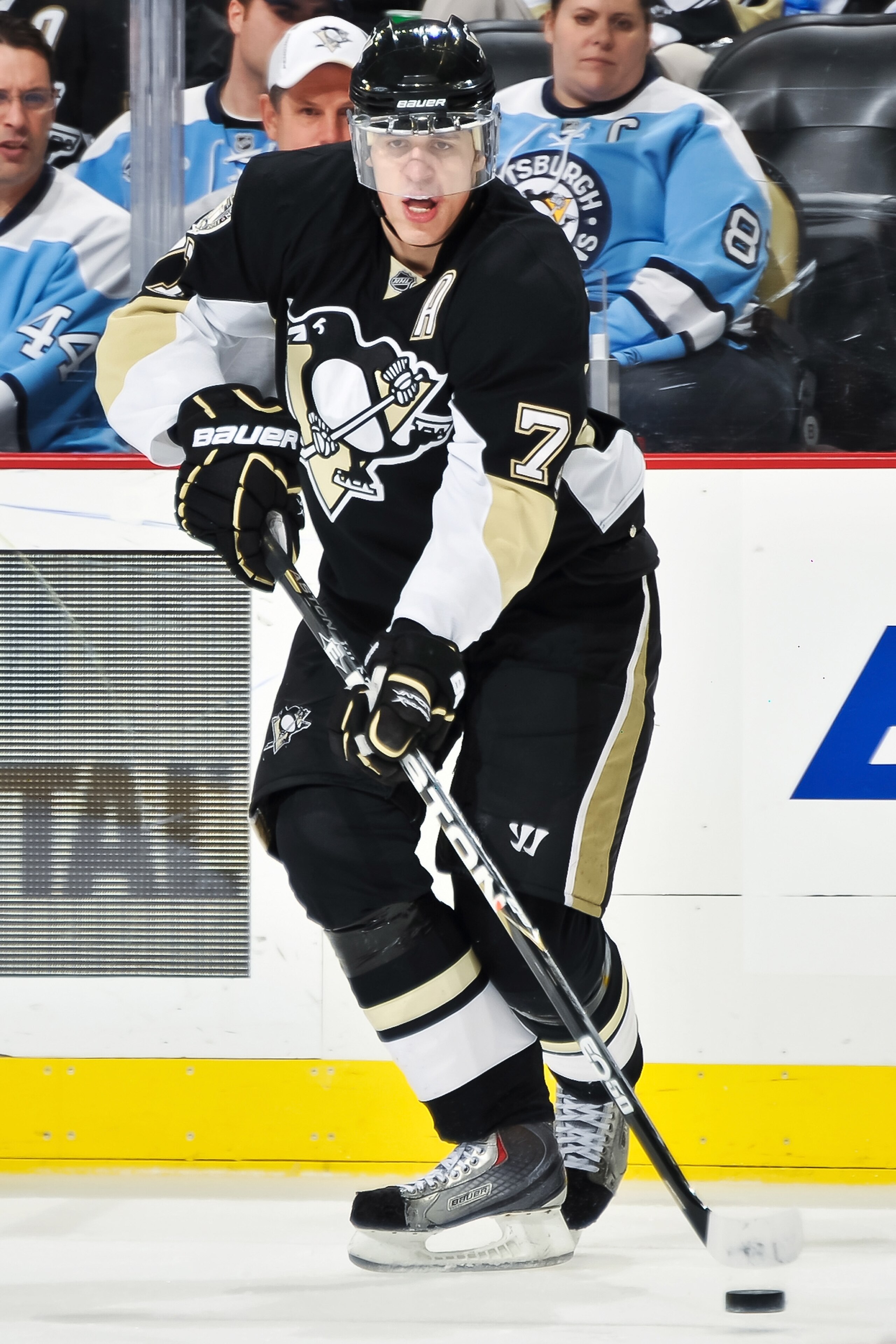 PITTSBURGH, PA - DECEMBER 20:  Evgeni Malkin #71 of the Pittsburgh Penguins skates with the puck against the Phoenix Coyotes on December 20, 2010 at CONSOL Energy Center in Pittsburgh, Pennsylvania.  (Photo by Jamie Sabau/Getty Images)