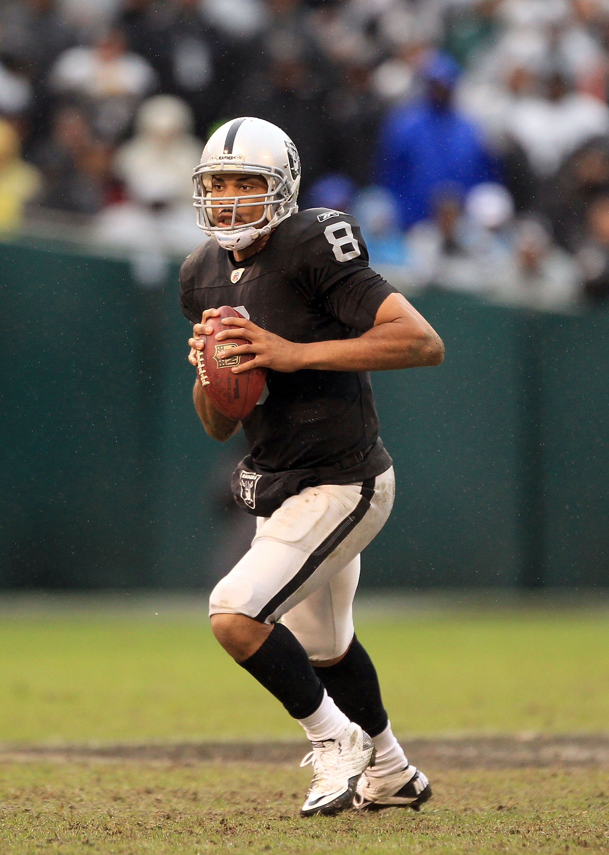 OAKLAND, CA - DECEMBER 19:  Jason Campbell #8 of the Oakland Raiders in action against the Denver Broncos at Oakland-Alameda County Coliseum on December 19, 2010 in Oakland, California.  (Photo by Ezra Shaw/Getty Images)