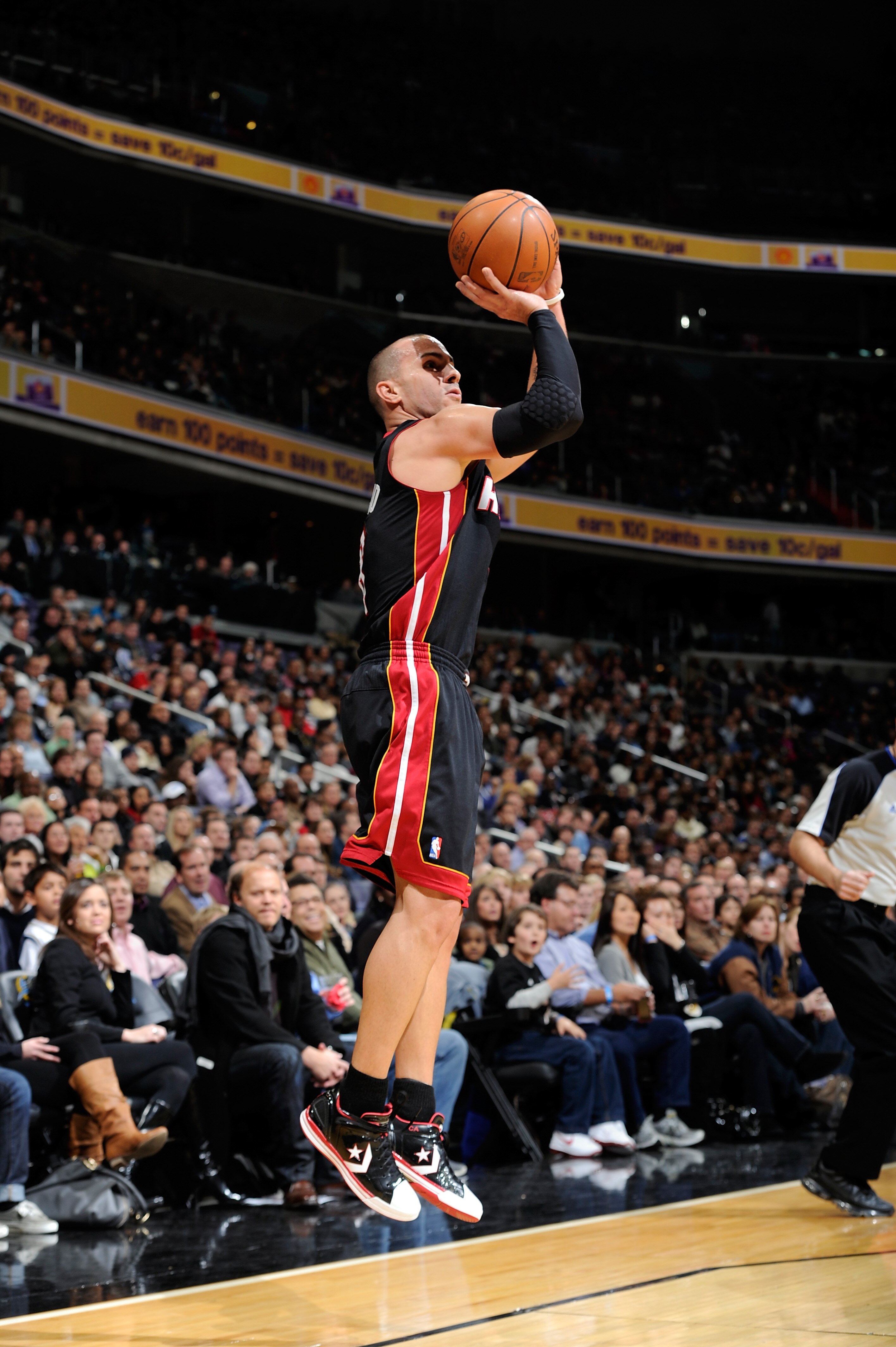 WASHINGTON, DC - DECEMBER 18:  Carlos Arroyo #8 of the Miami Heat shoots a jump shot against the Washington Wizards at the Verizon Center on December 18, 2010 in Washington, DC. NOTE TO USER: User expressly acknowledges and agrees that, by downloading and