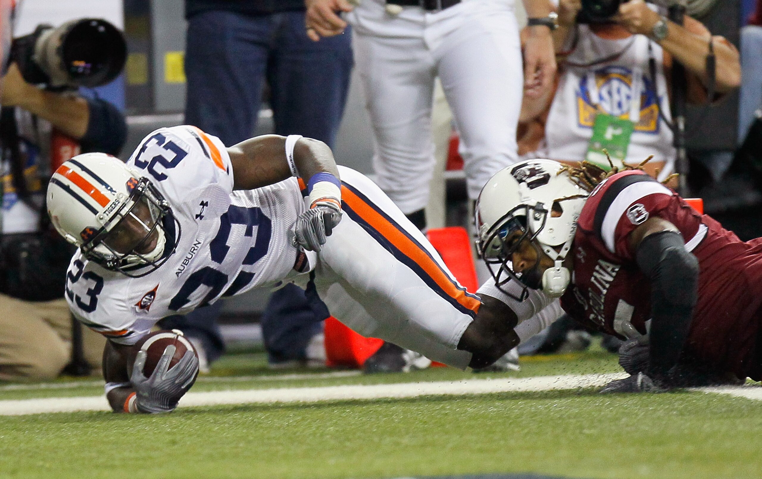 ATLANTA, GA - DECEMBER 04: Onterio McCalebb #23 of the Auburn Tigers dives for a touchdown against Stephon Gilmore #5 of the South Carolina Gamecocks during the 2010 SEC Championship at Georgia Dome on December 4, 2010 in Atlanta, Georgia. (Photo by Kev ATLANTA, GA - DECEMBER 04: Onterio McCalebb #23 of the Auburn Tigers dives for a touchdown against Stephon Gilmore #5 of the South Carolina Gamecocks during the 2010 SEC Championship at Georgia Dome on December 4, 2010 in Atlanta, Georgia. (Photo by Kev